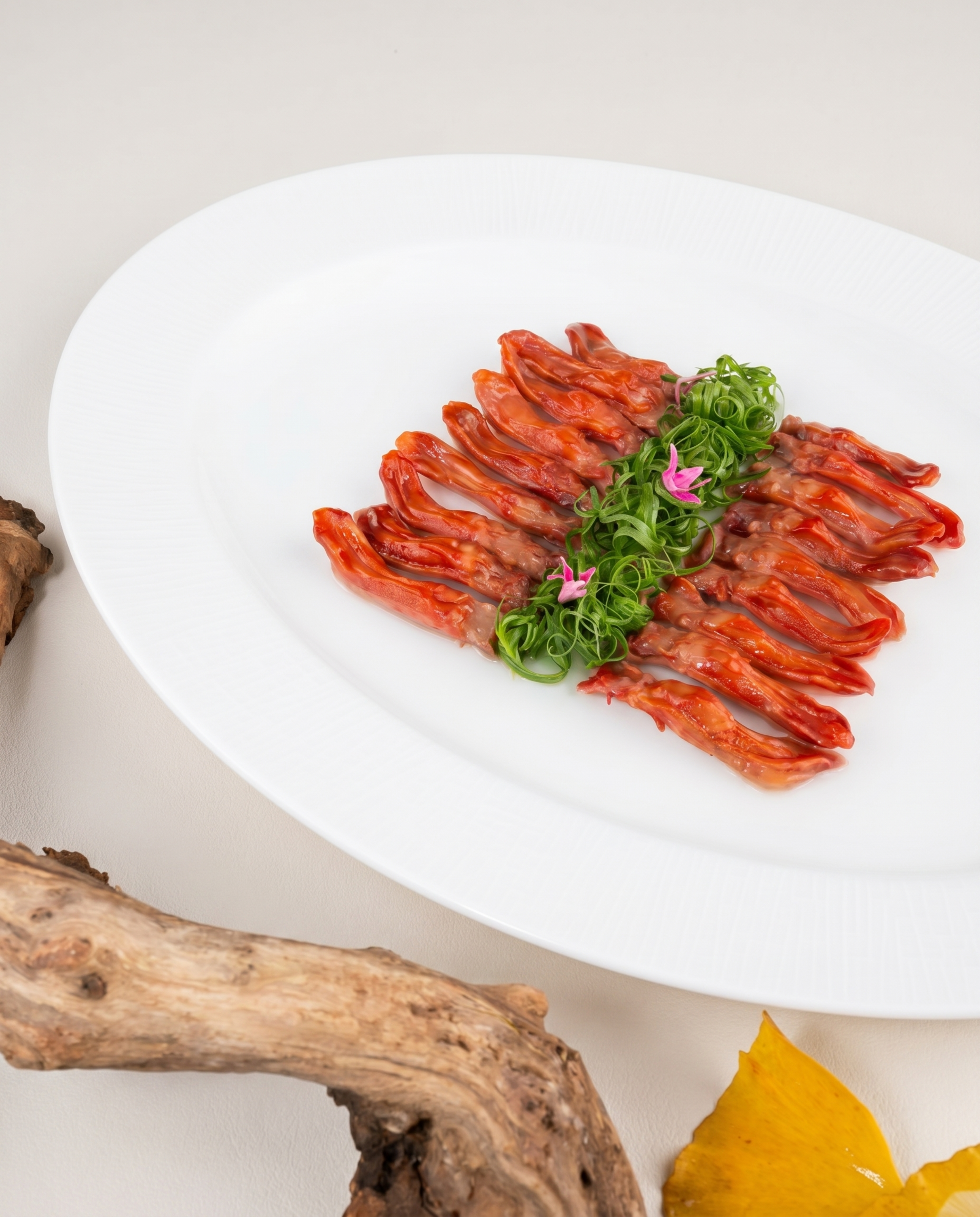 将这张鸭舌菜品的深色黑色背景替换为干净的浅色系浅色背景，完整保… - 图片创意预览