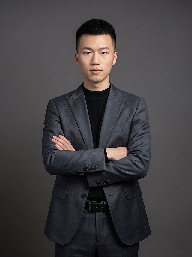 参考图中保留人物脸型、发型、年龄等特征生成职场形象照，标准焦段50mm,F/4光圈(处于F/2.8-F/4区间),平视视角(镜头与人物视线齐平);人物占画面70%,人物居中(居中构图),位于画面中心,为视觉聚焦点,入境范围头部及以下至臀部下方10cm(半身像)构图， 呈正面抱胸的自然站立姿态:左臂搭于右臂上方,肩颈自然松弛下沉,姿态自信从容；正式严谨专业稳重,身形匀称,姿态端正；身穿修身精纺羊毛混纺面料的深灰色西装外套(含5%桑蚕丝提升柔光质感),平驳领(商务感正式感),左胸袋无口袋巾(简化高级感),西装下摆自然垂度;内搭黑色中领紧身针织上衣,下装精纺羊毛混纺面料的深灰色高腰直筒西裤(面料同西装),搭配黑色哑光头层牛皮皮带(宽1.5cm),带扣为长方形拉丝黑色金属(1.8cm×2.5cm)；发梢微微修整,干练大气,主体锐利；背景光线均匀柔和,强化色彩对比的高级感。简约冷调深灰色纯色背景(呈现均匀柔和质感),极简干净背景；画质超高分辨率、细节清晰,现代精致感风格；肤质精细化处理；眼神直视镜头,目光坚定且澄澈,表情自然。肤质自然细腻,肤色健康均匀,哑光肤质清爽干净,保留真实皮肤细节;杰作,最佳画质,超高细节,写实摄影,中近景人像,皮肤质感自然清晰,柔光,正面补光,画面干净清新,高清皮肤细节;面部光比1:1.5,4800K中性光,微微修饰脸型,肤质哑光细腻,面部雾面柔光,轻透裸肌感,真实毛孔纹理;分辨率4K，严格按照图片内容生成，画面比例3:4
