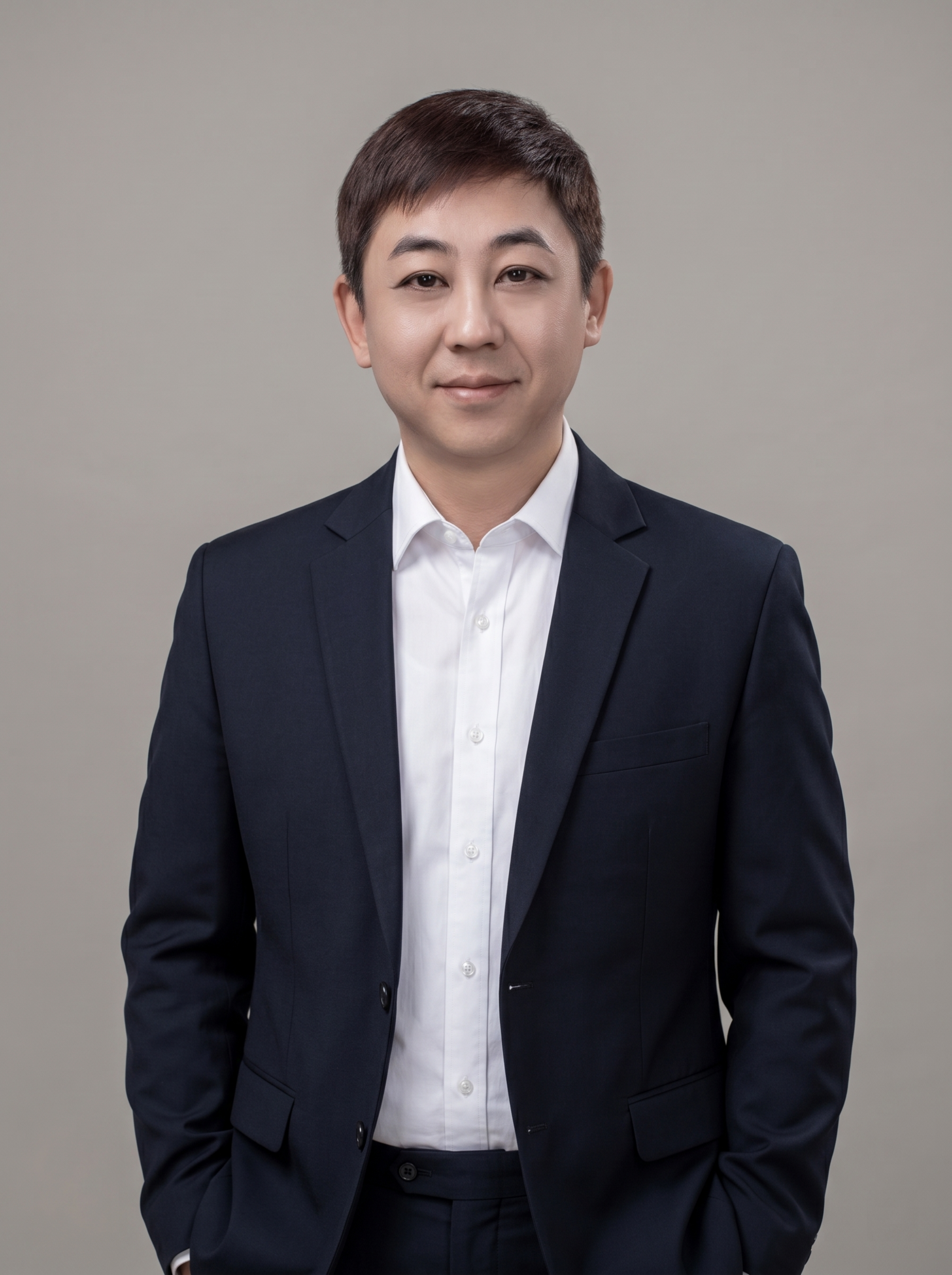 参考图中保留人物脸型、发型、年龄等特征生成职场形象照,标准焦段… - 图片创意预览