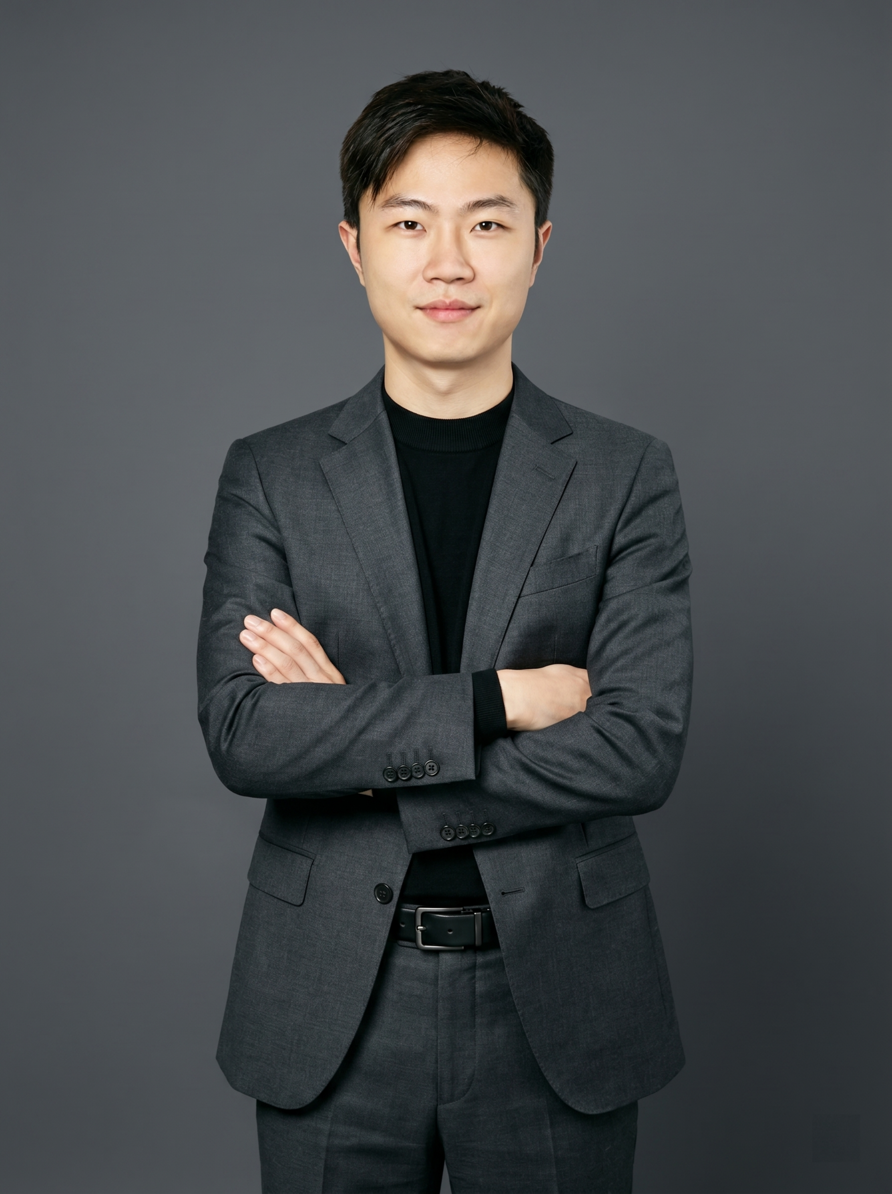 参考图中保留人物脸型、发型、年龄等特征生成职场形象照,标准焦段… - 图片创意预览