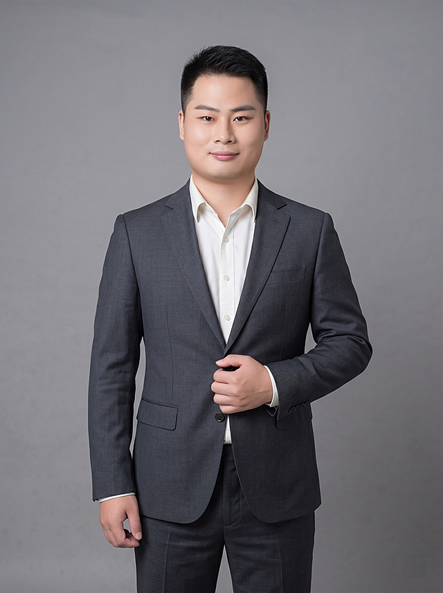 参考图中保留人物脸型、发型、年龄等面部特征生成职场精英形象照，标准焦段50mm,f/4光圈,平视视角，镜头与人物视线齐平；全身照,展现人物完整身形，人物占画面70%,人物居中，居中构图，位于画面中心，为视觉聚焦点；左右留少量背景空间；头部与画面顶部保留5%空间；头部发型完整，头肩比例协调，人物结构准确。身穿深灰色精纺羊毛混纺西装外套，平驳领设计，面料呈细腻微微哑光质感；内搭白色高支精梳棉衬衫；下装深灰色精纺羊毛混纺西裤；着装正式干练；专业稳重，权威沉稳、格局开阔；身形匀称,姿态端正,身体挺拔。呈右手轻握西装前襟的自然站姿，肢体放松且自信；发质微微柔顺，微微蓬松。简约中性灰纯色背景，呈现均匀柔和质感，背景光线均匀柔和，强化色彩对比的高级感，极简干净；画质超高分辨率、细节清晰，现代精致感风格；肤质精细化处理；眼神直视镜头，目光坚定且澄澈，表情自然。嘴角上扬；去除原图片中的椅子，保持人物面部不变，生成站立精英姿势。肤质自然细腻,肤色健康均匀,皮肤状态清爽干净,保留真实皮肤细节。正面柔光补光，4800K中性光，面部光比1:1.5。中近景写实摄影，对焦清晰，面部雾面柔光，轻透裸肌感，高清保留皮肤细节。分辨率4K,去除人物之外的所有元素。严格按照图片内容生成，画面比例3:4