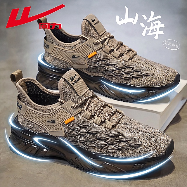 运动鞋，严格参照上传图片1，完整保留所有可见组件、部件、轮廓形状、结构、比例、材质质感、颜色与图片1完全一致。将图片1的鞋子，放置到图片2的场景中，保持鞋子的角度一致，保持背景一致，保留发光效果，保留左上角回力logo，严格锁定宽高比为1:1