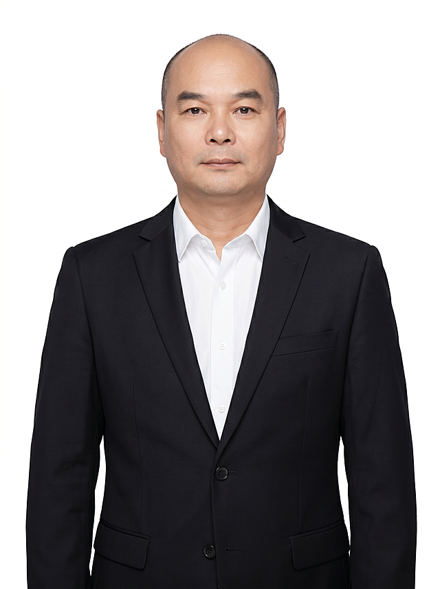参考图片，生成一寸证件照，保留人物脸型、发型、年龄等特征，更换服装为外穿单粒扣高级黑色V领西装外套，内搭白色翻领衬衫扣紧，款式简约干练，纯净白色纯色背景，呈现均匀柔和质感，背景光线均匀，明暗过渡柔和，着装正式干练，专业稳重，身形匀称，姿态端正，身体挺拔，呈自然站姿，肢体放松且自信，发梢微微修整，干练大气，主体锐利，画质超高分辨率、细节清晰，写实专业证件照风格，肤质精细化处理，眼神直视镜头，目光坚定且澄澈，表情自然，肤色健康均匀，哑光肤质清爽干净，保留真实皮肤细节，杰作，最佳画质，超高细节，写实摄影，正面人像，皮肤质感自然清晰，柔光，正面补光，画面干净清新，高清皮肤细节，面部光比1:1.5，4800K中性光，微微修饰脸型，肤质哑光细腻，面部雾面柔光，轻透裸肌感，真实毛孔纹理，分辨率4K，严格按照图片内容生成，画面比例3:4