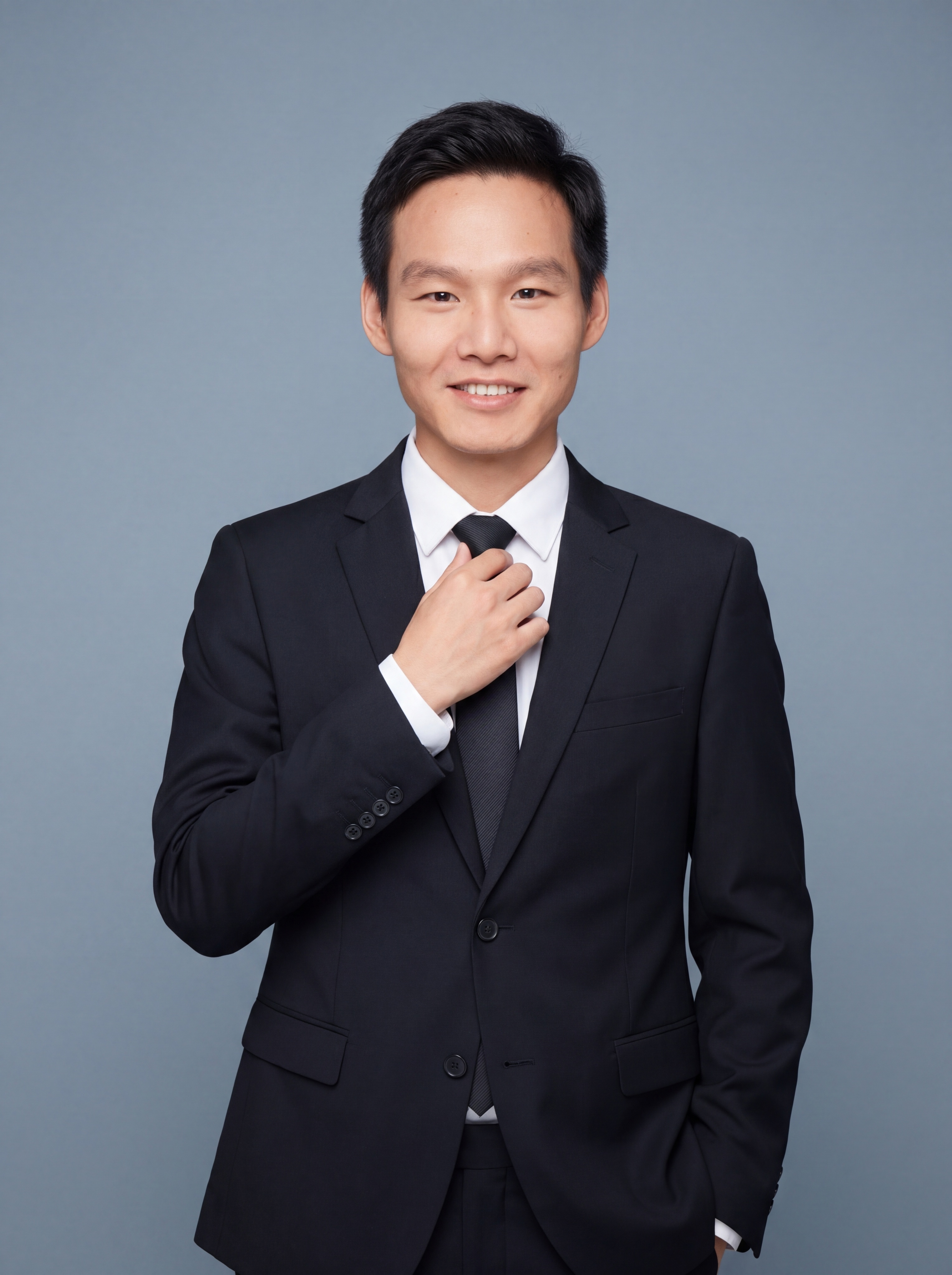 参考图中保留人物脸型、发型、年龄等特征生成教育/学术领域职场形… - 图片创意预览