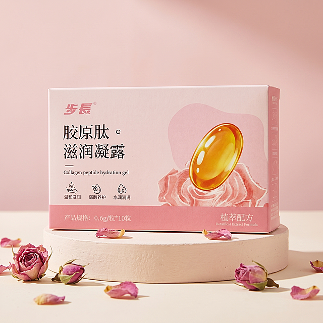 清新治愈的商业产品摄影风格，高质感写实渲染，法式奶油氛围
主体：步长胶原肽滋润凝露包装盒严格参照上传产品图，完整保留所有可见组件、轮廓、结构、比例、材质、颜色与产品本体上的文字信息（logo / 型号 / 规格 / 参数等），与上传图完全一致；清除产品本体之外的营销排版信息，产品为唯一视觉焦点，背景无同类美妆产品
风格：清新治愈商业产品摄影，高质感写实渲染
场景：放置在奶油风浅粉色石膏展台，旁侧点缀粉色干枯玫瑰
构图：平视近景中心聚焦式构图，视觉重心聚焦于产品，产品自然融入场景，与场景共处同一物理空间
配色：粉色系柔和浅暖色调，整体清新明亮，富有夏日清爽感；石膏/干枯玫瑰/暖粉色
动态：微风轻拂花瓣，带来自然生机
光影：主光来自产品斜前45°，治愈漫射暖调光线，呈现产品包装质感，高光通透清晰，无硬阴影
参数：4K写实摄影。严格锁定宽高比为1:1