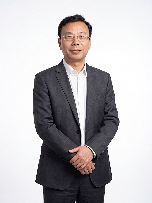 参考图中保留人物脸型、发型、年龄等特征生成职场形象照,标准焦段50mm,f/4光圈(f/2.8-f/4区间),平视视角(镜头与人物视线齐平);人物占画面70%,人物居中(居中构图),位于画面中心,为视觉聚焦点,入境范围头部及以下至臀部下方10cm(半身像);左右留少量背景空间;头部与画面顶部保留5%空间;头部发型完整,头肩比例协调,人物结构准确;发质微微柔顺，微微蓬松。身穿深灰色精纺羊毛混纺西装外套,(平驳领设计,面料呈细腻微微哑光质感);内搭白色高支精梳棉衬衫;下装深灰色精纺羊毛混纺西裤;着装正式干练;专业稳重;身形匀称,姿态端正,身体挺拔。呈自然站姿，双手交叉身前，肢体放松且自信;佩戴细框透明眼镜，发质微微柔顺，微微蓬松。主体锐利;纯色纯白背景，自然过渡，呈现均匀柔和质感,背景光线均匀柔和,强化色彩对比的高级感,极简干净;画质超高分辨率、细节清晰,现代精致感风格;肤质精细化处理;眼神直视镜头,目光坚定且澄澈,表情自然。嘴角上扬;肤质自然细腻,肤色健康均匀,皮肤状态清爽干净,保留真实皮肤细节｡正面柔光补光,4800K中性光,面部光比1:1.5｡中近景写实摄影,对焦清晰,面部雾面柔光,轻透裸肌感,高清保留皮肤细节。分辨率4K,去除人物之外的所有元素。严格按照图片内容生成。画面比例3:4