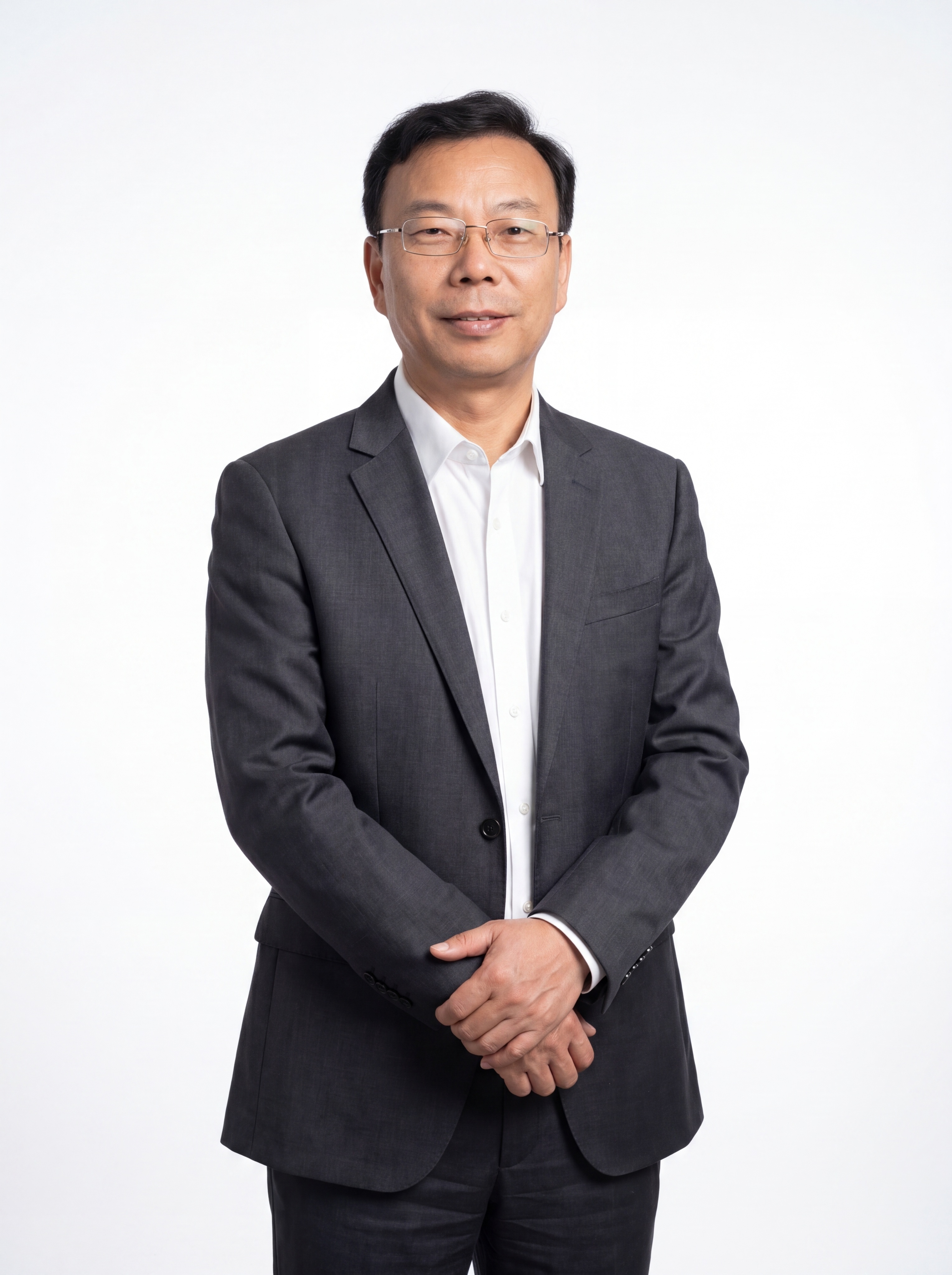参考图中保留人物脸型、发型、年龄等特征生成职场形象照,标准焦段… - 图片创意预览