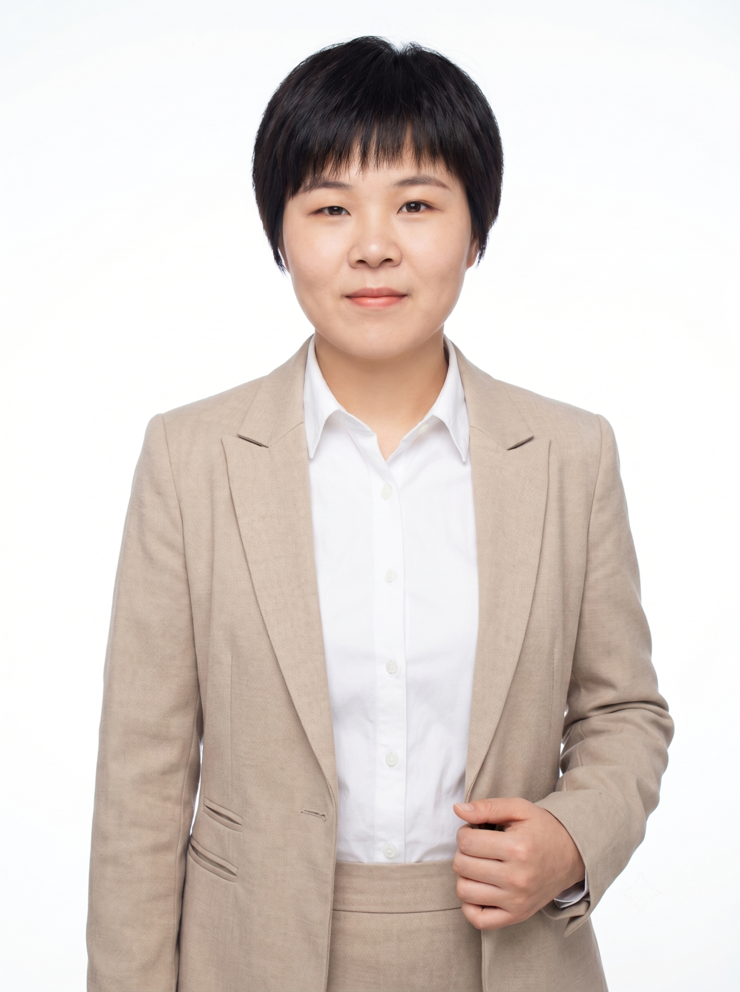 参考图中保留人物脸型、发型、年龄等特征生成职场形象照,标准焦段… - 图片创意预览