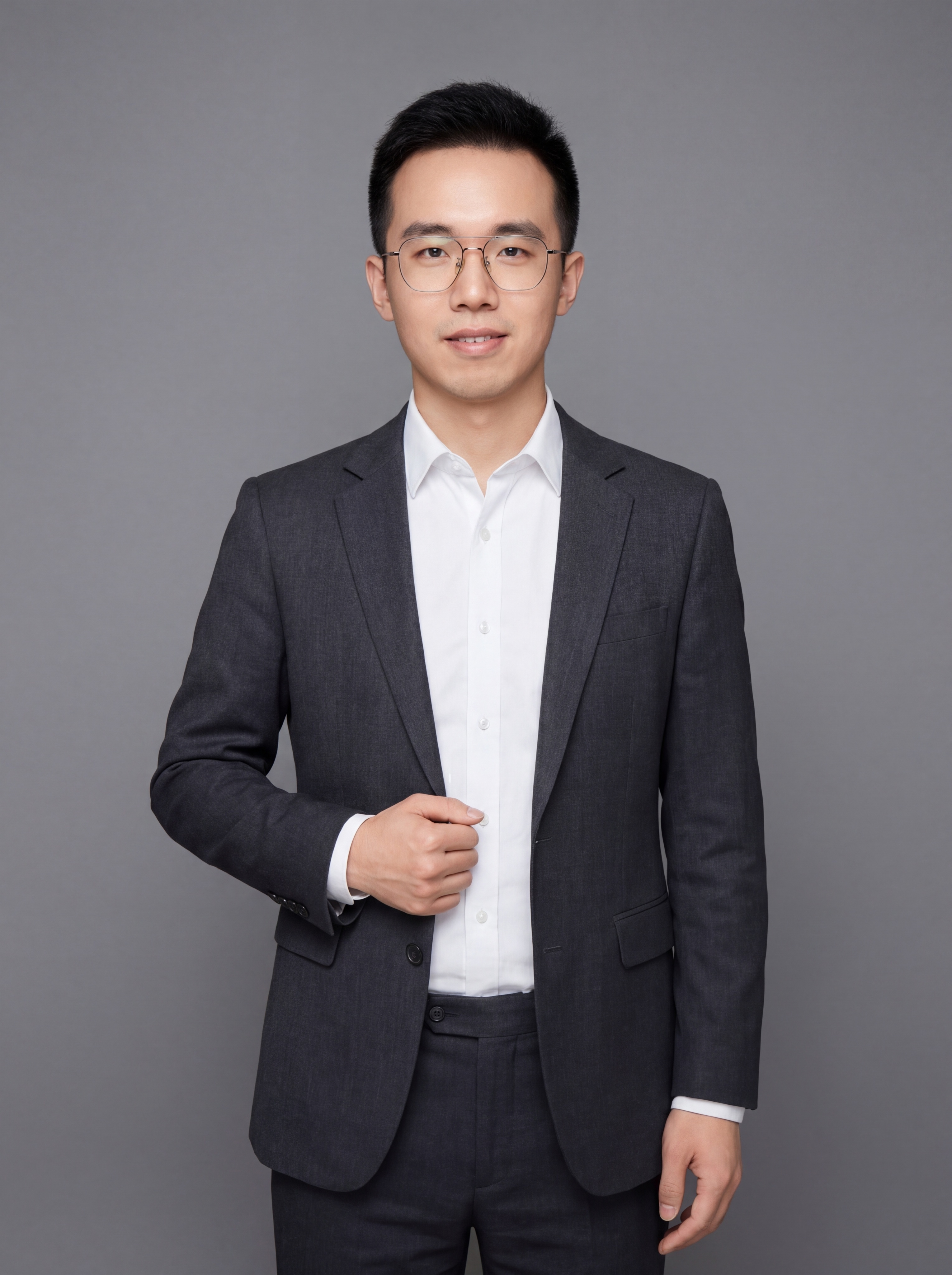 参考图中保留人物脸型、发型、年龄等特征生成资深教育从业者职场形… - 图片创意预览