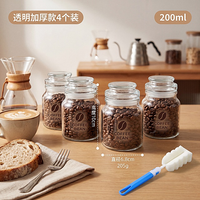 1:1正方形电商详情页主图，4K超高清写实商业摄影，柔和暖调室内侧光，现代简约居家咖啡桌面场景，前景为浅原木色桌面#D4B896，背景虚化摆放玻璃咖啡罐与器具，桌面角落点缀银色餐叉、棉麻餐巾、面包片、咖啡杯，右下角摆放赠送的长柄清洁刷，保持清洁刷外形与参考图一致。画面中央放置四个加厚透明玻璃咖啡罐，保持罐子外形材质与参考图一致，透明罐身装满深棕色烘焙咖啡豆，咖啡豆颜色质感参考第二张参考图，罐身印有咖啡豆简约logo与英文文字"COFFEE BEAN"。左上角浅棕色圆角标签标注："透明加厚款4个装"；右上角浅棕色圆角标签标注："200ml "；白色点状虚线标注尺寸信息："高度10cm、直径6.8cm、205g"。整体呈现轻奢高级质感，玻璃通透带有自然高光，光影柔和，细节锐利清晰，无多余杂物，电商真空咖啡罐规格参数详情图质感。[负向提示词] 变形，改变罐子外形，文字错位，水印，文字错乱，背景杂乱，遮挡主体，咖啡豆颜色不对，尺寸标注错误，清洁刷外形不对。
