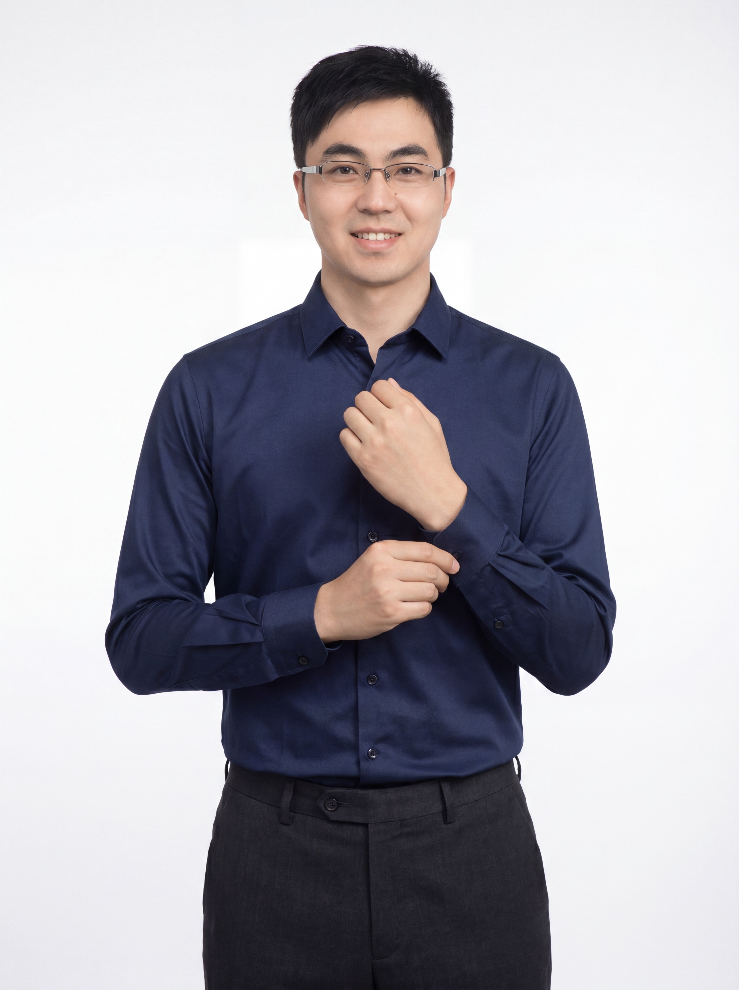 参考图中保留人物脸型、发型、年龄等特征生成职场形象照,标准焦段… - 图片创意预览