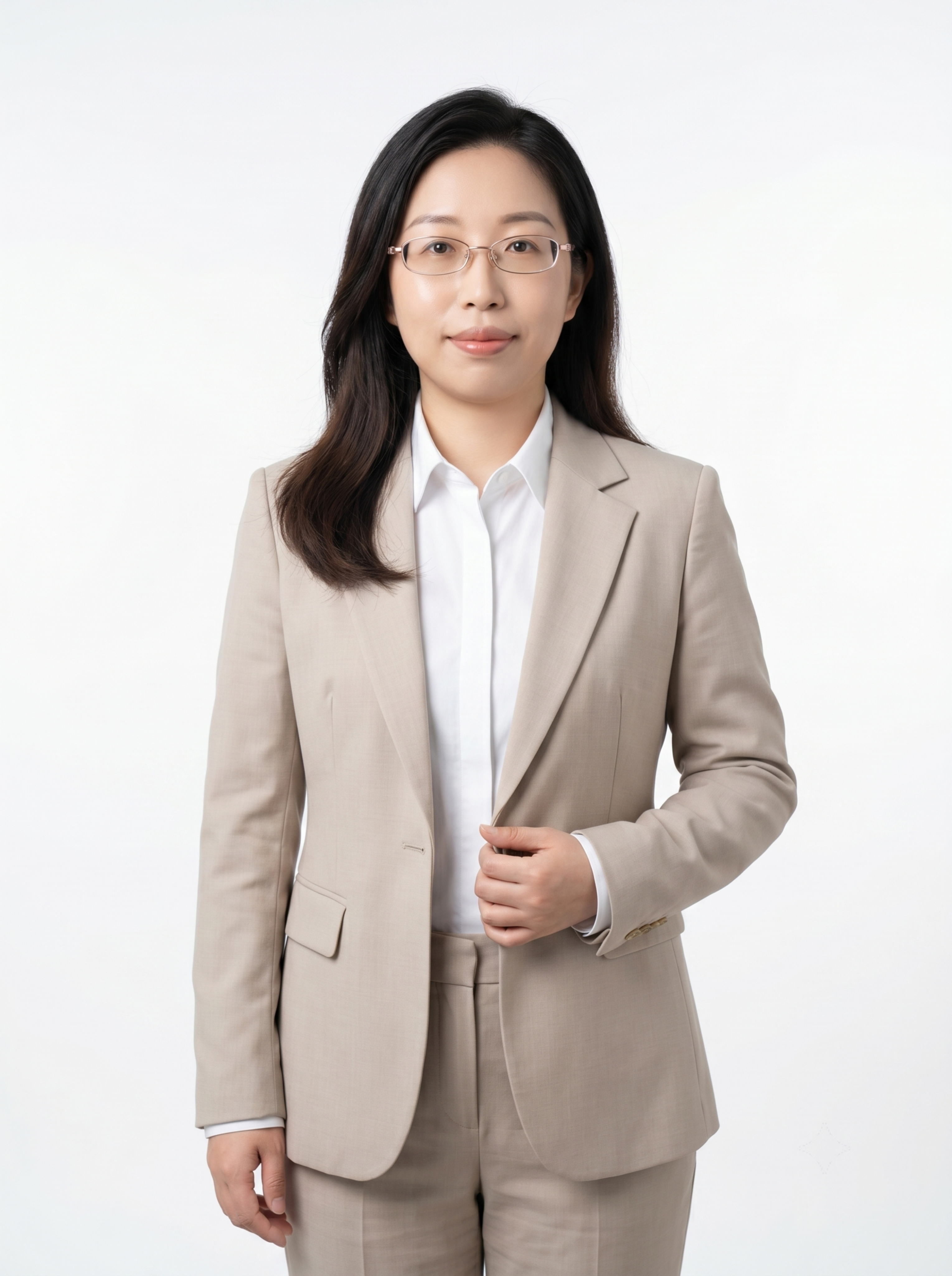 参考图中保留人物脸型、发型、年龄等特征生成职场形象照,标准焦段… - 图片创意预览