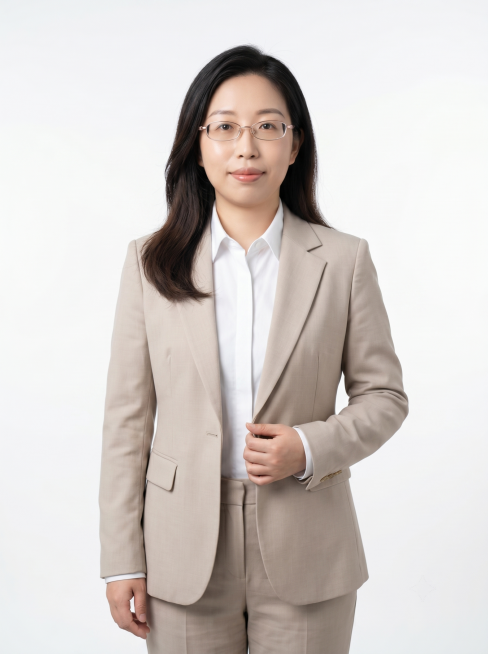 参考图中保留人物脸型、发型、年龄等特征生成职场形象照,标准焦段50mm,f/4光圈(f/2.8-f/4区间),平视视角(镜头与人物视线齐平);人物占画面70%,人物居中(居中构图),位于画面中心,为视预览效果