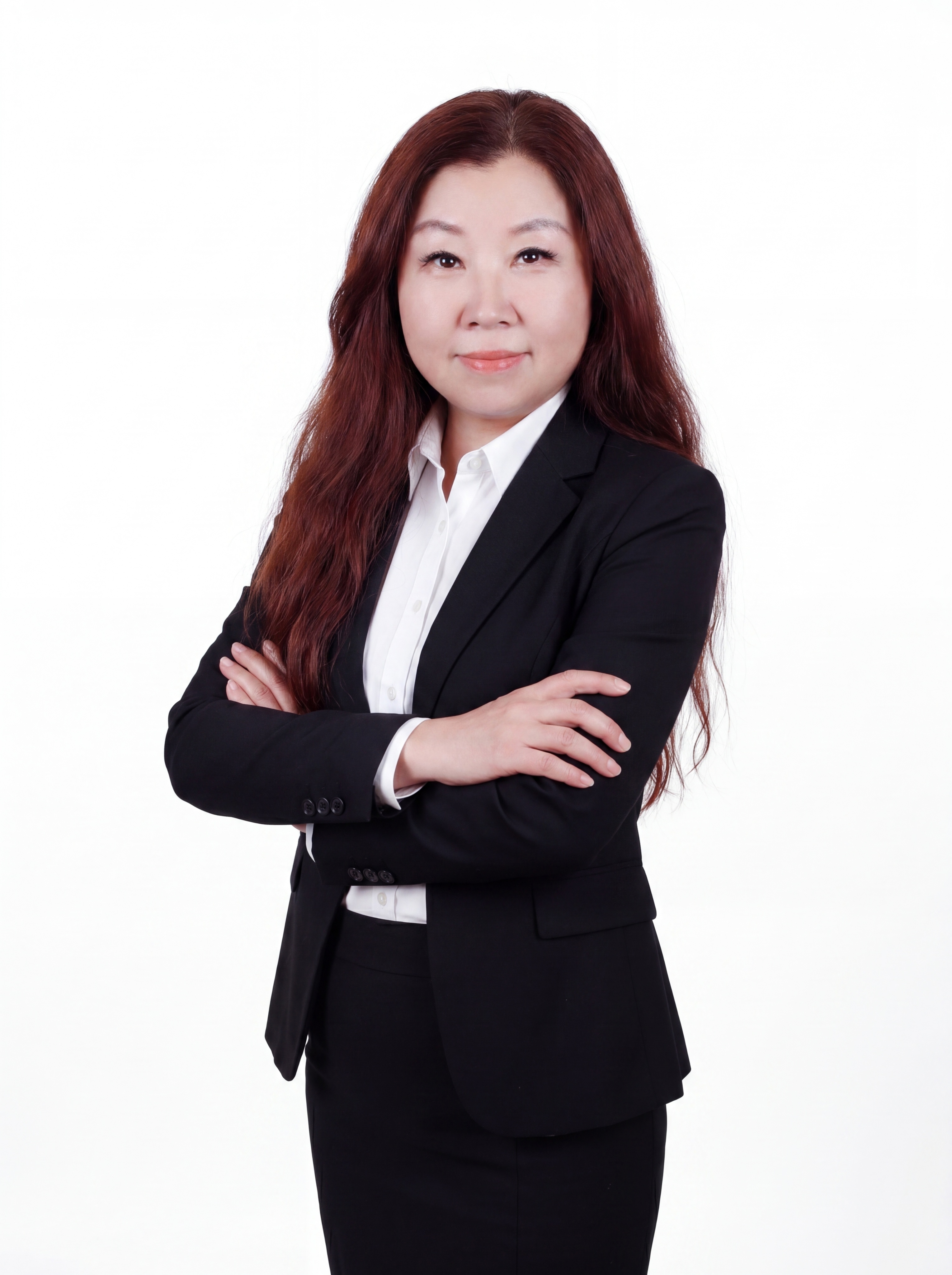 参考图中保留人物脸型、发型、年龄等特征生成职场形象照,标准焦段… - 图片创意预览