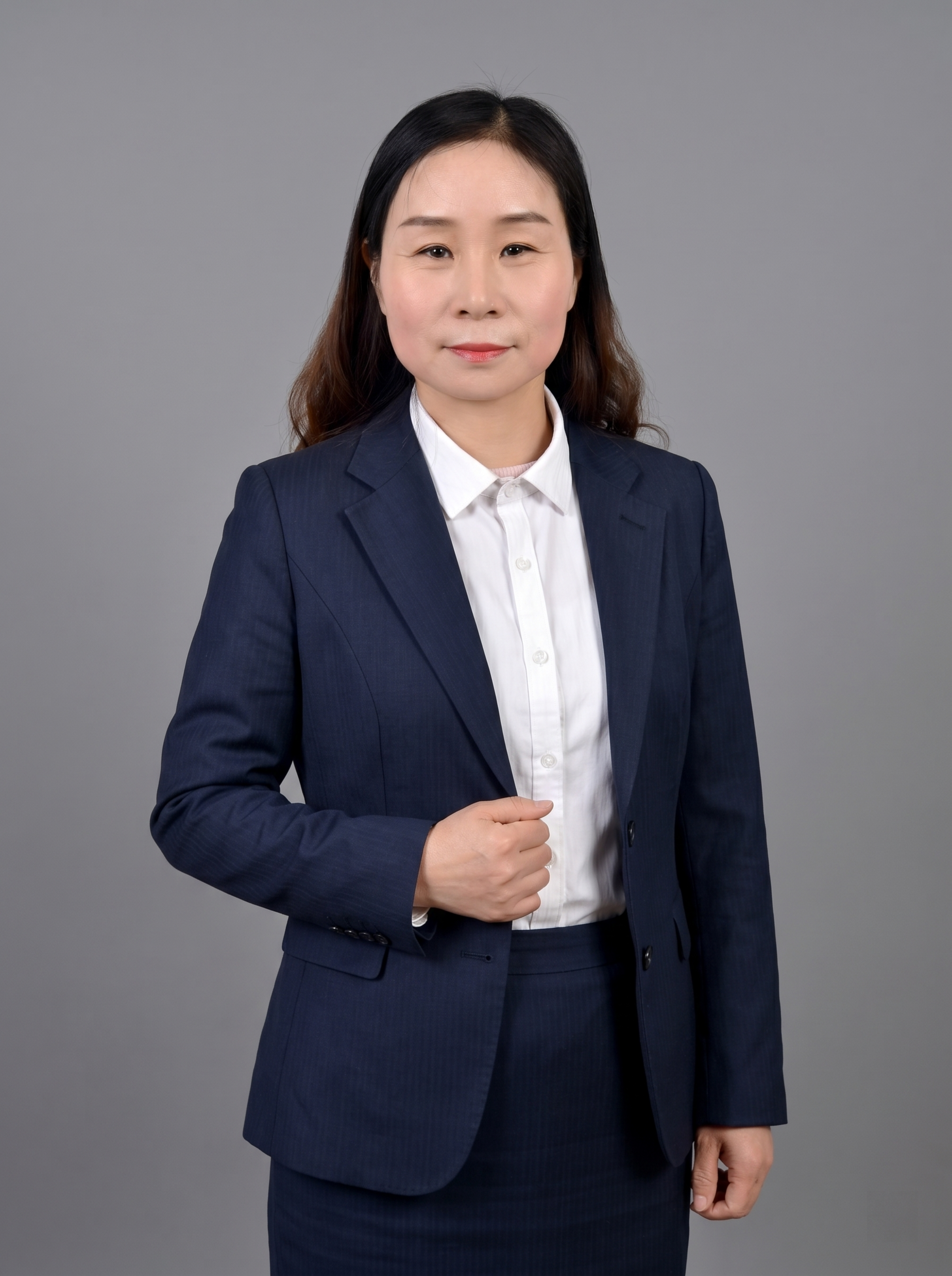 参考图中保留人物脸型、发型、年龄等特征生成职场形象照,标准焦段… - 图片创意预览