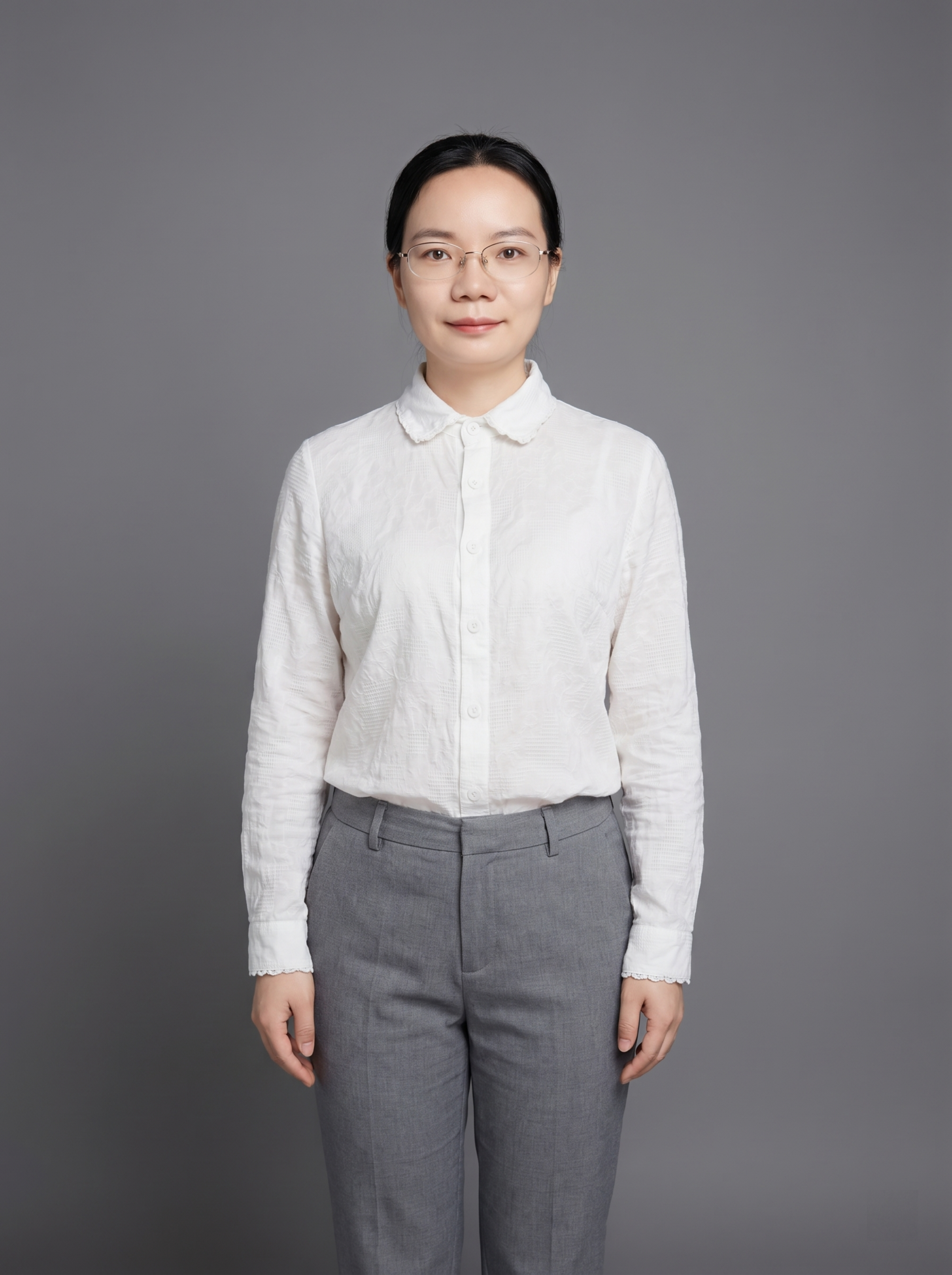 参考图中保留人物脸型、发型、年龄等特征生成职场正面全身形象照，… - 图片创意预览