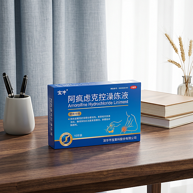 商业级产品摄影。
主体：药品包装盒严格参照上传产品图，完整保留所有可见组件、部件、轮廓、结构、比例、材质、颜色与产品本体上的文字信息（logo / 型号 / 规格 / 参数等），与上传图完全一致；产品占画面 60%~70%、完整不裁切、充满画面、绝对主导，近景构图，产品边缘距画面边缘 ≥6%。
构图：三分法构图，正面平视，视线齐平。
风格：北欧素雅。
场景概念：书房书桌一角，周末阅读时刻。
承载与空间：①深胡桃木实木书桌，深棕色胡桃木，清晰木材纹理；②后方，浅蓝灰色亚麻窗帘，亚麻材质，浅蓝灰色。
陪衬物：①画面右后方，堆叠两本书籍，硬壳封面，米白色和浅棕色；②画面左前方，一只浅灰色陶瓷笔筒，哑光陶瓷，浅灰色，插两支黑色钢笔；③书籍旁，一小束干花，浅米色麦穗干花，玻璃小花瓶。
配色：主色调 60%胡桃棕浅蓝灰，辅助色 25%浅米浅灰，点缀色 15%产品本身蓝金；画面实际颜色 5 种：胡桃棕/浅蓝灰/浅米/浅灰/蓝金。
材质：画面实际材质 5 种：实木/亚麻/陶瓷/玻璃/纸质。
光影：主光从右侧侧窗柔和自然光斜入45°，照亮包装盒正面；辅光左侧环境反射补光；产品边缘有柔和轮廓光，包装盒纸质哑光柔漫射反光。
参数：4K 写实光追。严格锁定宽高比为 1:1。参考相似度 80%