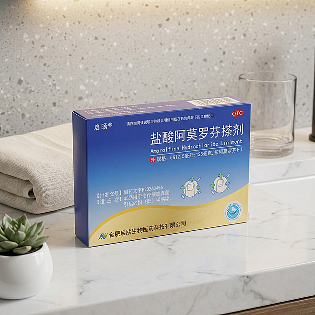 商业级产品摄影。
主体：药品包装盒严格参照上传产品图，完整保留所有可见组件、部件、轮廓、结构、比例、材质、颜色与产品本体上的文字信息（logo / 型号 / 规格 / 参数等），与上传图完全一致；产品占画面 60%~70%、完整不裁切、充满画面、绝对主导，近景构图，产品边缘距画面边缘 ≥6%。
构图：黄金分割构图，微侧 15°俯视，视线略向下。
风格：轻奢质感。
场景概念：卫生间洗手台，日常洗漱时光。
承载与空间：①白色岩板洗手台面，亮面白色，岩板纹理；②后方，浅灰色水磨石墙面，哑光浅灰色，水磨石颗粒纹理。
陪衬物：①画面左侧，一块米白色亚麻方巾，亚麻材质，米白色；②画面右后方，一只透明玻璃漱口杯，高硼硅玻璃，透明质感；③左前方，一小盆绿色多肉盆栽，白色陶瓷花盆，绿色叶片。
配色：主色调 60%白色浅灰，辅助色 25%米白绿色，点缀色 15%产品本身蓝金；画面实际颜色 5 种：白色/浅灰/米白/绿色/蓝金。
材质：画面实际材质 5 种：岩板/水磨石/亚麻/玻璃/陶瓷。
光影：主光从顶部前方散射柔光，照亮包装盒正面；辅光左侧暖光氛围补光；产品边缘有柔和轮廓光，包装盒纸质哑光柔漫射反光。
参数：4K 写实光追。严格锁定宽高比为 1:1。参考相似度 80%