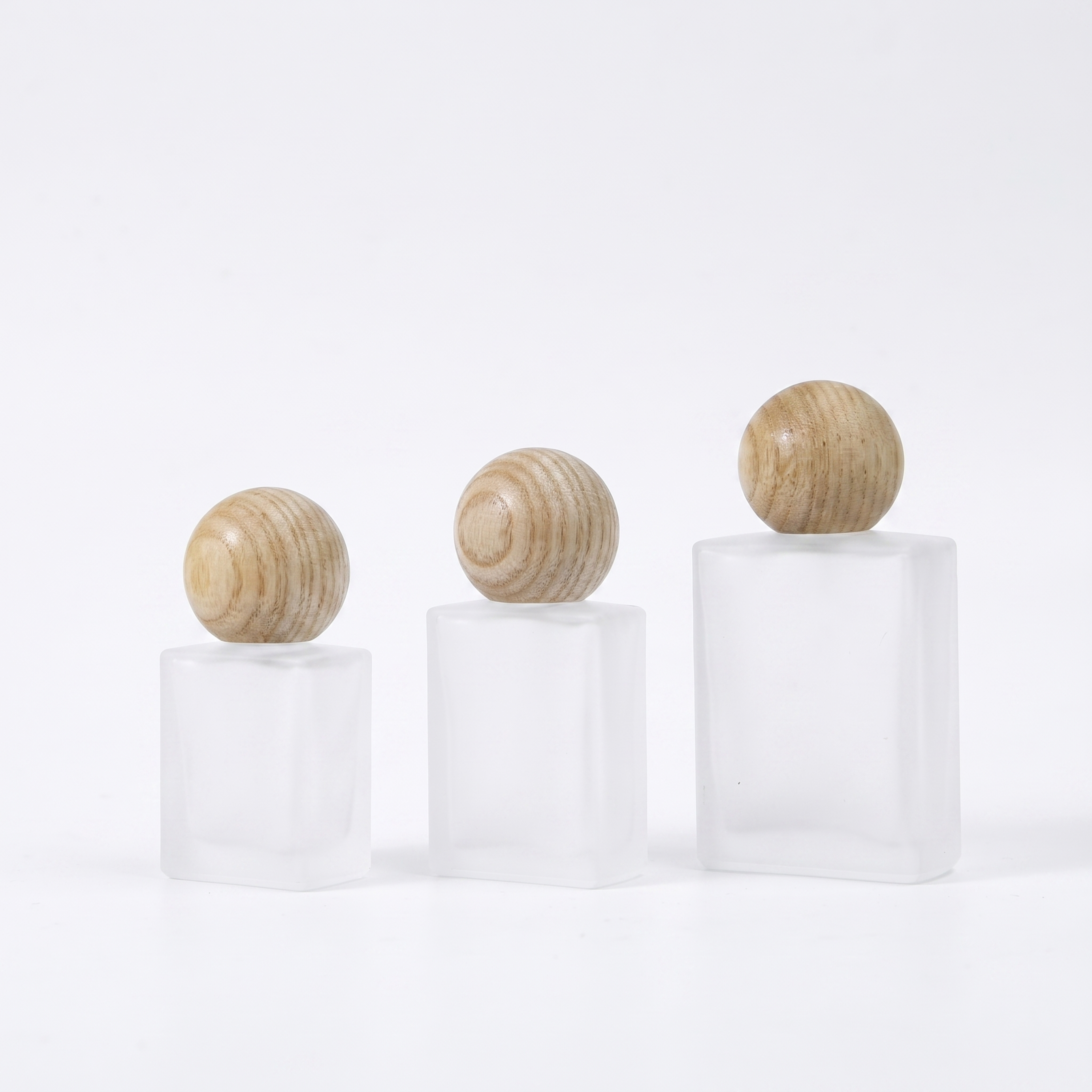 蒙砂玻璃滚珠瓶配白蜡木实木盖，生成符合跨境电商平台的正方形产品… - 图片创意预览