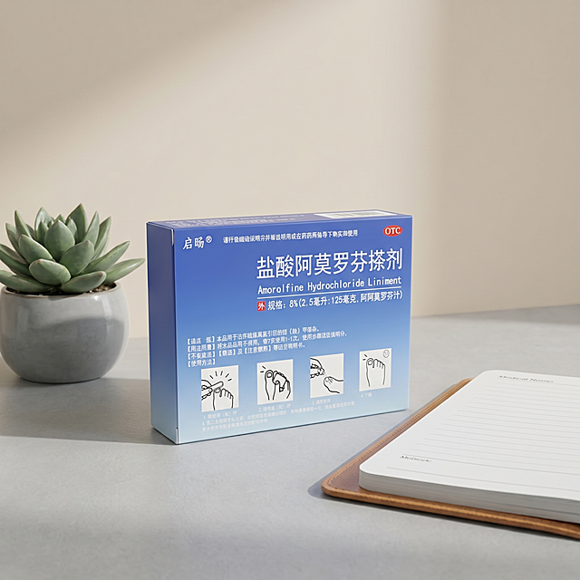 商业级医药产品摄影
主体：药品药盒严格参照上传产品图，完整保留组件、轮廓、结构、比例、材质、颜色与产品本体上的文字信息（logo / 型号 / 规格 / 参数等），与上传图完全一致。产品占画面 65%，完整不裁切，近景贴近拍摄，绝对视觉主导
构图：三分法构图，视角偏转 15°，平视高度
风格：现代极简
场景概念：干净的医药展示台面，清晨自然光柔和洒落
承载与空间：①桌面，浅灰色哑光岩板，干净平整；②背景，浅米白乳胶漆墙面，干净简洁
陪衬物：①桌面左侧，一小盆绿色多肉盆栽，陶瓷灰色花盆；②桌面右侧，一本摊开的白色医疗笔记本，浅棕色皮质封边
配色：主色调浅灰 60%，辅助色米白 25%，点缀色绿色 / 棕色 15%；画面实际颜色 4 种：浅灰 / 米白 / 灰绿 / 棕
材质：画面实际材质 4 种：岩板 / 乳胶漆 / 陶瓷 / 纸质
光影：主光从左侧侧前45°斜入，照亮药品正面；辅光为右侧墙面浅色反射，产品边缘有柔和轮廓光切分；纸质包装盒哑光柔和反光
参数：4K 写实光追。严格锁定宽高比为 1:1