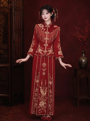 参考第一张详情页的中式秀禾服风格，将图中的模特替换为中式秀禾服造型，保持红色中式旗袍裙装，整体采用古韵秀禾的中式复古风格，暗红色调背景展示服装预览效果