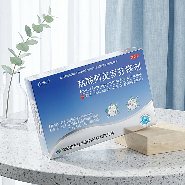 商业级医药产品摄影
主体：药品药盒严格参照上传产品图，完整保留组件、轮廓、结构、比例、材质、颜色与产品本体上的文字信息（logo / 型号 / 规格 / 参数等），与上传图完全一致。产品占画面 65%，完整不裁切，近景平视拍摄，绝对视觉主导
构图：对角线构图，视角偏转 30°，平视高度
风格：北欧素雅
场景概念：干净浅灰色桌面，窗边柔和自然光
承载与空间：①桌面，浅灰色水磨石，自然颗粒纹理；②背景，浅蓝亚麻窗帘，柔和透光
陪衬物：①桌面左后方，透明玻璃小花瓶，插一枝浅草绿尤加利；②桌面右前方，浅桦木小方形底座
配色：主色调冷白 60%，辅助色浅蓝 25%，点缀色浅草绿 / 浅桦木色 15%；画面实际颜色 4 种：冷白 / 浅蓝 / 浅草绿 / 浅桦
材质：画面实际材质 4 种：水磨石 / 亚麻 / 玻璃 / 实木
光影：主光从后方窗帘柔光漫射，勾勒产品轮廓，正面辅光柔和补光；银黑包装金属反光干净锐利，产品边缘有清晰轮廓光
参数：4K 写实光追。严格锁定宽高比为 1:1