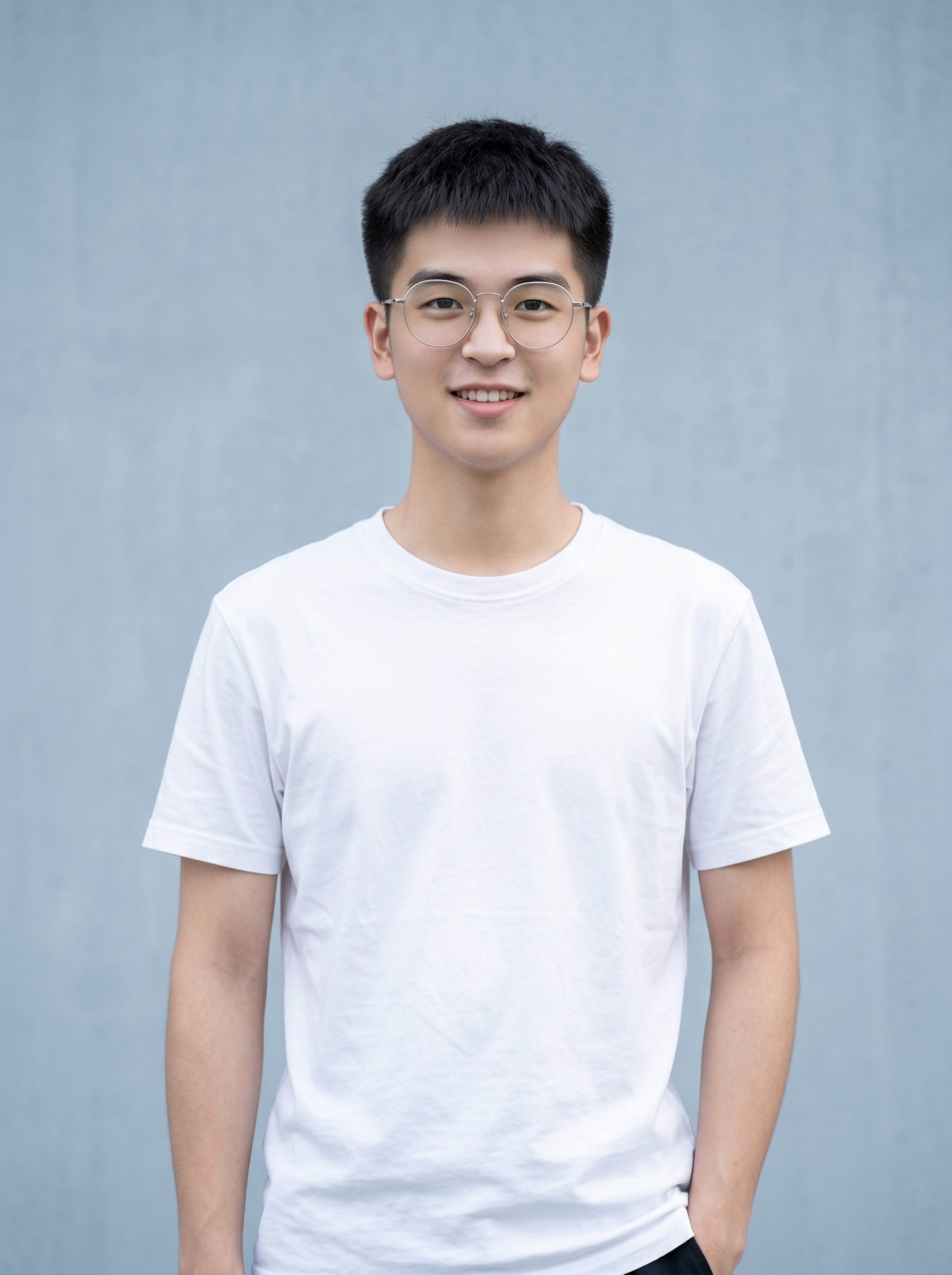 参考图中保留人物脸型、发型、年龄等特征生成职场形象照,标准焦段… - 图片创意预览