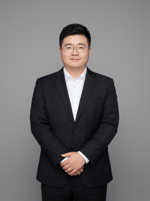 参考图中保留人物脸型、发型、年龄等特征生成教育行业职场形象照,标准焦段50mm,f/4光圈(f/2.8-f/4区间),平视视角(镜头与人物视线齐平);人物占画面70%,人物居中(居中构图),位于画面中预览效果