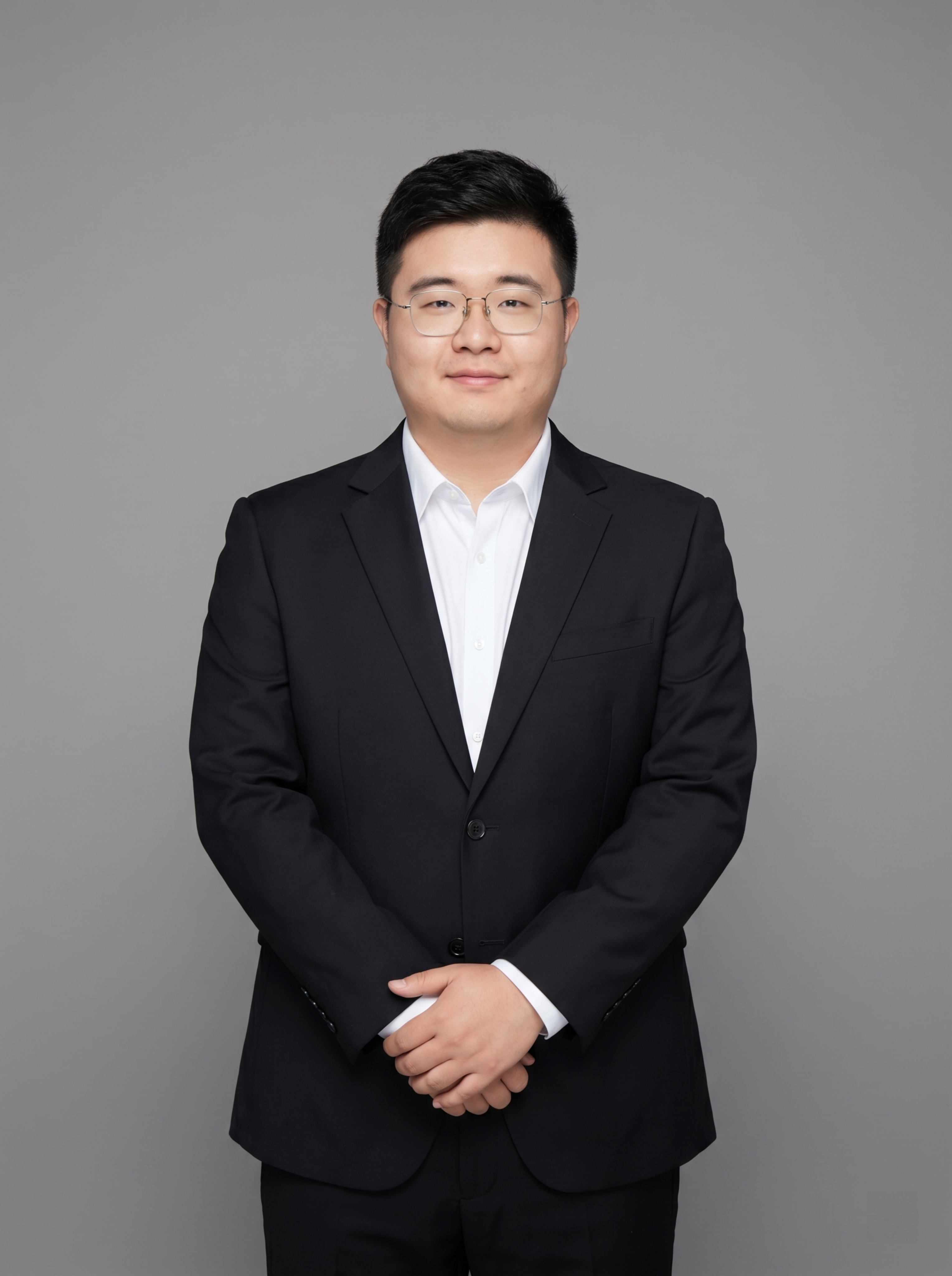 参考图中保留人物脸型、发型、年龄等特征生成教育行业职场形象照,… - 图片创意预览