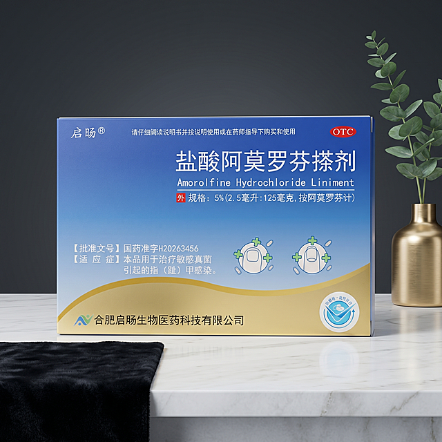 商业级医药产品摄影
主体：药品药盒严格参照上传产品图，完整保留组件、轮廓、结构、比例、材质、颜色与产品本体上的文字信息（logo / 型号 / 规格 / 参数等），与上传图完全一致。产品占画面 65%，完整不裁切，中景平视拍摄，绝对视觉主导
构图：居中构图，视角偏转 10°，平视高度
风格：轻奢质感
场景概念：干净药店大理石展示台，柔和室内灯光
承载与空间：①台面，爵士白天然大理石，浅灰色自然纹理；②背景，深灰色渐变哑光背景墙
陪衬物：①台面右后方，金属拉丝金色小花瓶，插一枝绿色尤加利叶；②台面左前方，一小块黑色丝绒桌垫
配色：主色调爵士白 60%，辅助色深灰 25%，点缀色金 / 绿色 15%；画面实际颜色 4 种：爵士白 / 深灰 / 金 / 绿
材质：画面实际材质 4 种：大理石 / 金属 / 丝绒 / 纸质包装盒
光影：主光从正前方45°柔和灯光，照亮药品正面，金色底部金属高光细腻，蓝色纸面哑光自然；辅光为背景深灰色反射，产品边缘有柔和轮廓光切分
参数：4K 写实光追。严格锁定宽高比为 1:1