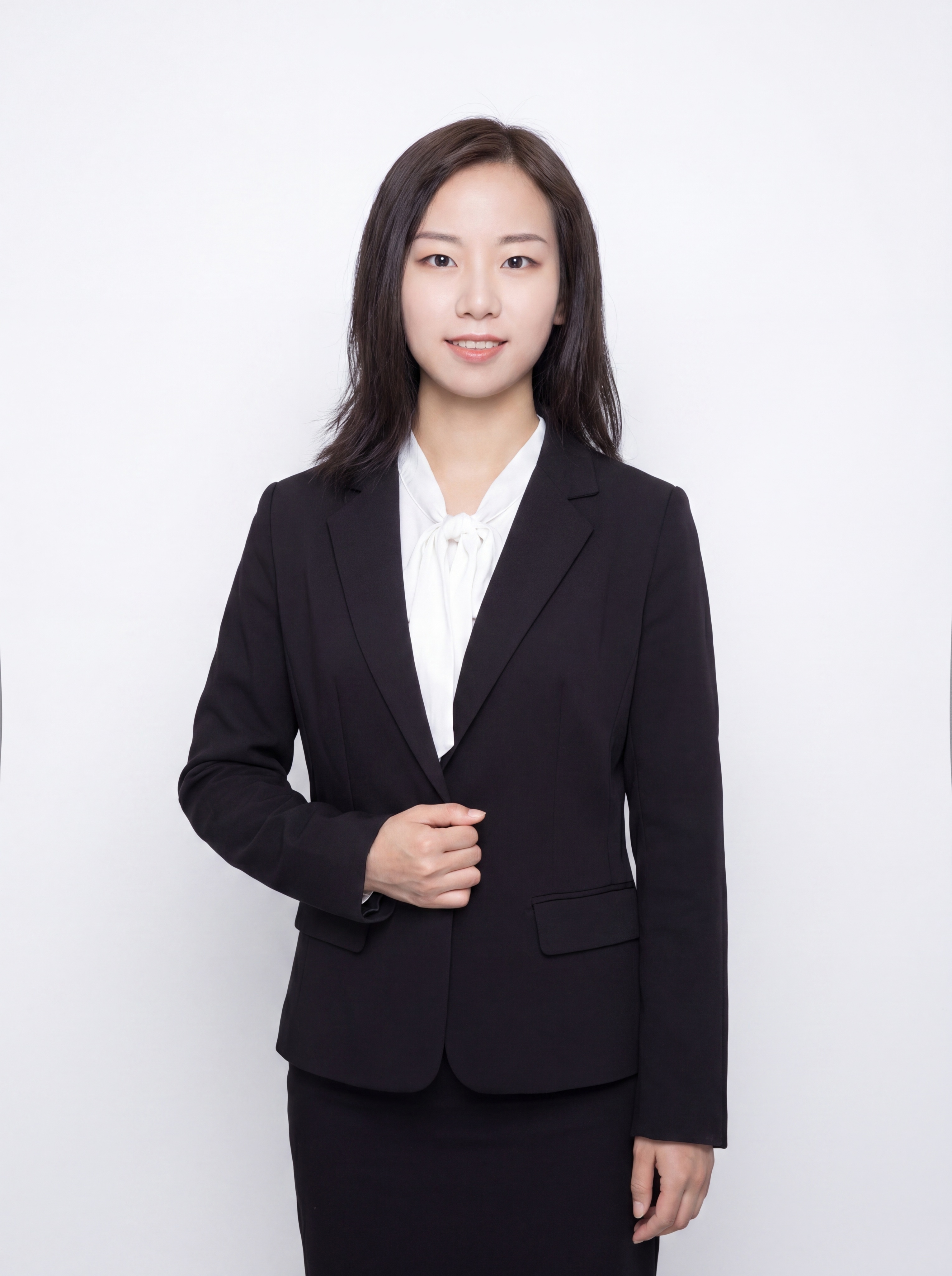 参考图中保留人物脸型、发型、年龄等特征生成职场形象照,标准焦段… - 图片创意预览