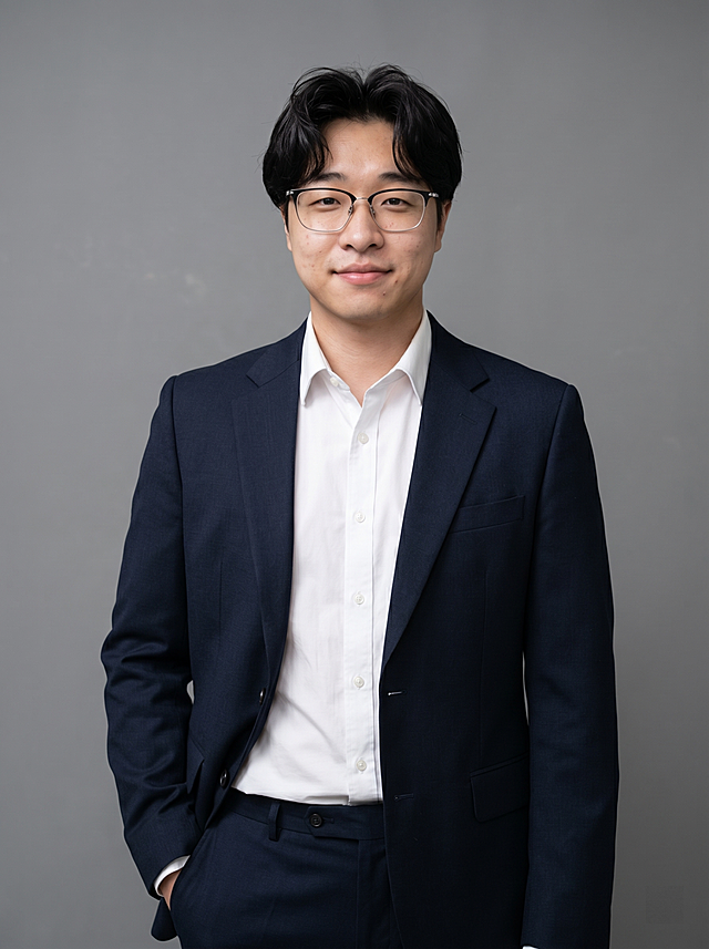 参考图中保留人物脸型、发型、年龄等特征生成职场形象照，保留原眼镜配饰，标准焦段50mm，f/4光圈，平视视角，镜头与人物视线齐平；人物占画面70%，人物居中，居中构图，位于画面中心，为视觉聚焦点，入境范围头部及以下至臀部下方10cm，半身像；左右留少量背景空间；头部与画面顶部保留5%空间；头部发型完整，头肩比例协调，人物结构准确；发质微微柔顺，微微蓬松。身穿藏青色精纺羊毛混纺西装外套，平驳领设计，面料呈细腻微微哑光质感；内搭白色高支棉衬衫；下装藏青色精纺羊毛混纺西裤；着装正式干练；专业稳重，身形匀称，姿态端正，身体挺拔。呈自然站姿，左手插兜，肢体放松且自信。简约微微中度灰色纯色背景，呈现均匀柔和质感，背景光线均匀柔和，强化色彩对比的高级感，极简干净。画质超高分辨率、细节清晰，现代精致感风格；肤质精细化处理；眼神直视镜头，目光坚定且澄澈，表情自然。嘴角上扬；肤质自然细腻，肤色健康均匀，皮肤状态清爽干净，保留真实皮肤细节｡正面柔光补光，4800K中性光，面部光比1:1.5｡中近景写实摄影，对焦清晰，面部雾面柔光，轻透裸肌感，高清保留皮肤细节｡分辨率4K，去除人物之外的所有元素。严格按照图片内容生成。画面比例3:4