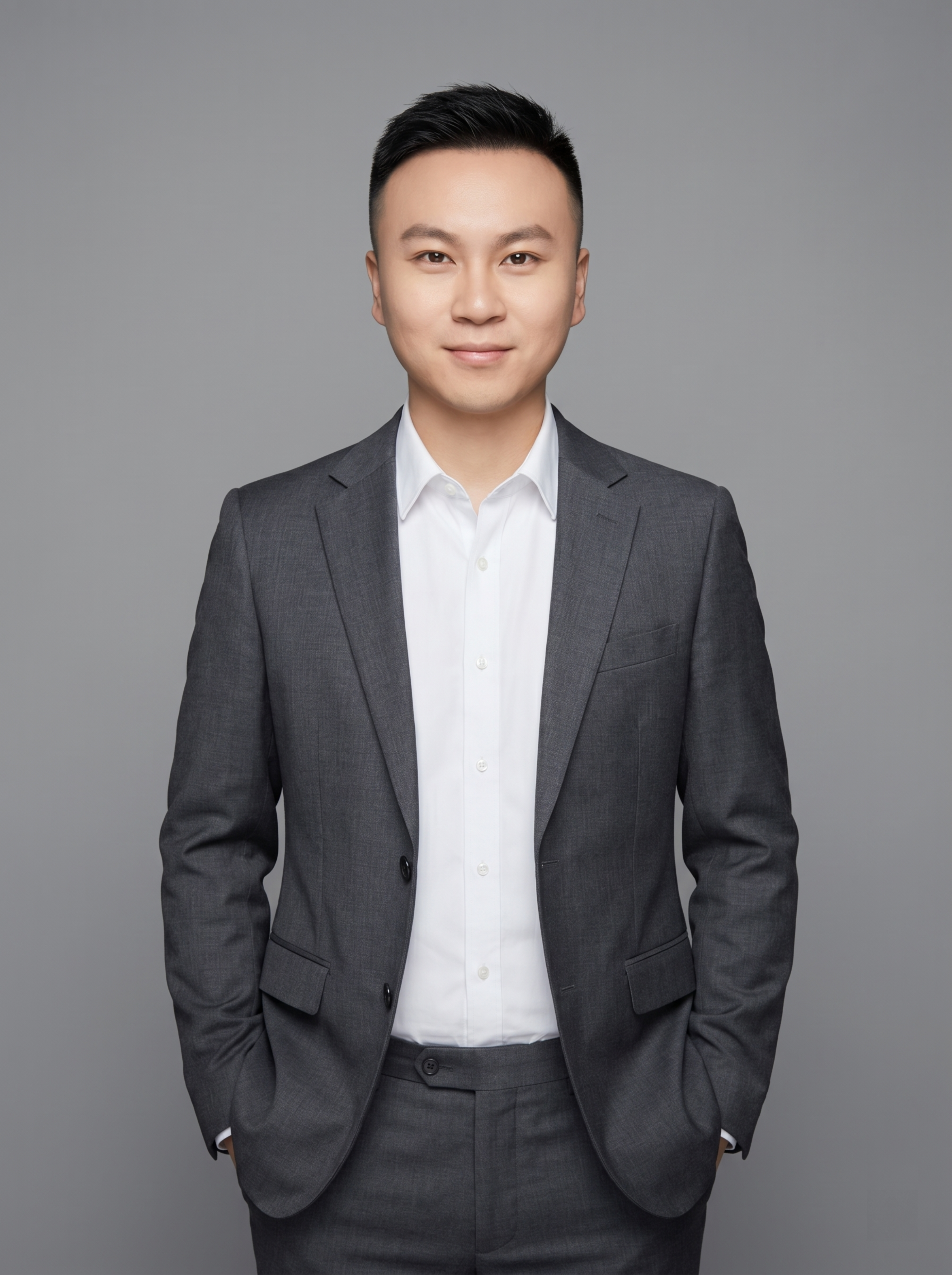 参考图中保留人物脸型、发型、年龄等特征生成职场形象照，标准焦段… - 图片创意预览