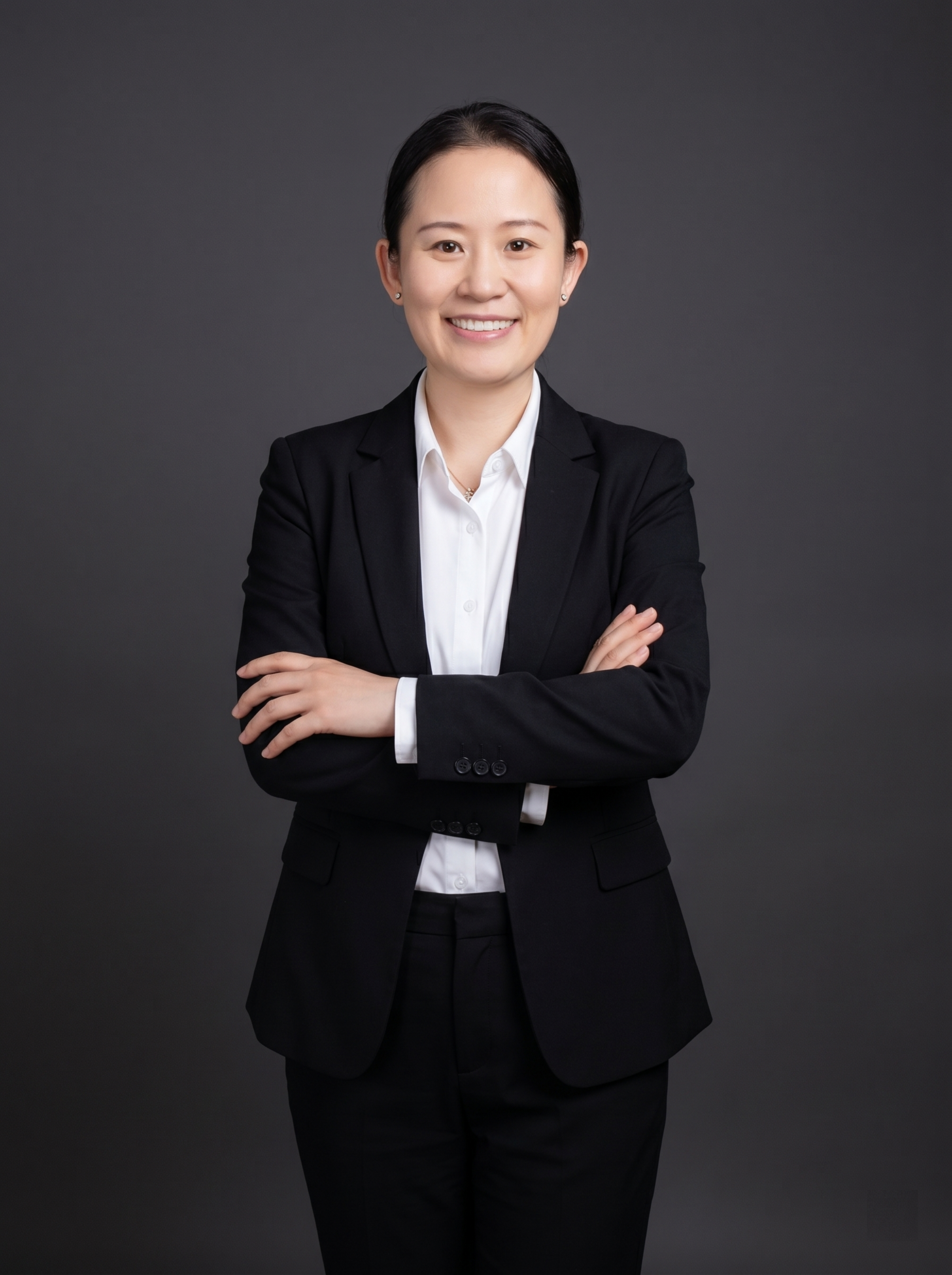 参考图中保留人物脸型、发型、年龄等特征生成职场形象照，标准焦段… - 图片创意预览