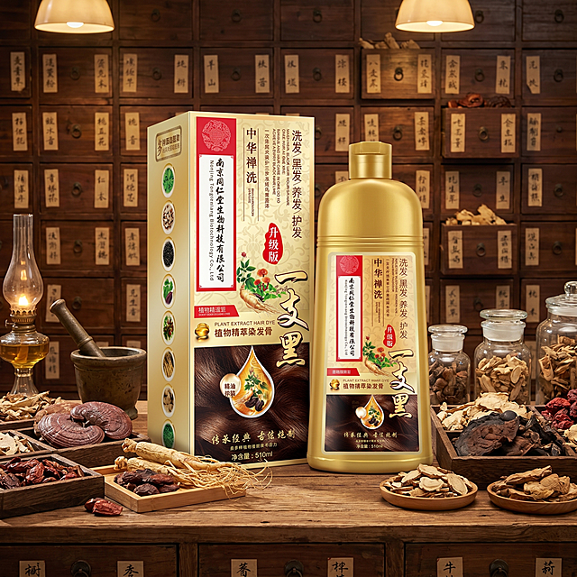 南京同仁堂一支黑染发膏，中草药药房货柜场景，产品放在复古木质药柜柜台上，背景是传统中药抽屉柜，搭配中药材装饰，复古暖光氛围，严格保留产品包装所有文字和细节，产品主体突出，4K写实摄影，严格锁定宽高比为 1:1