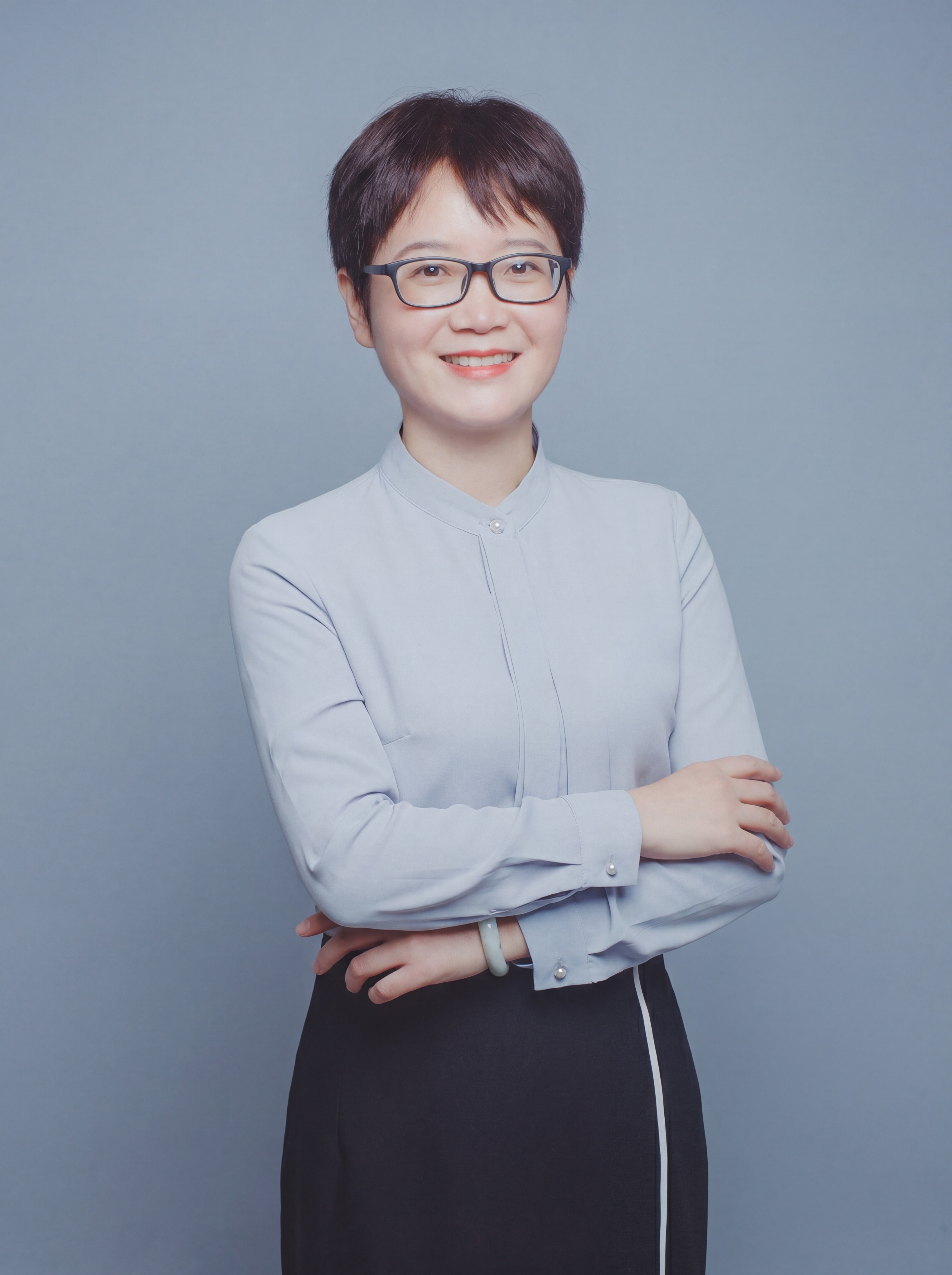参考图中保留人物脸型、发型、年龄等特征生成金融法律行业职业形象… - 图片创意预览
