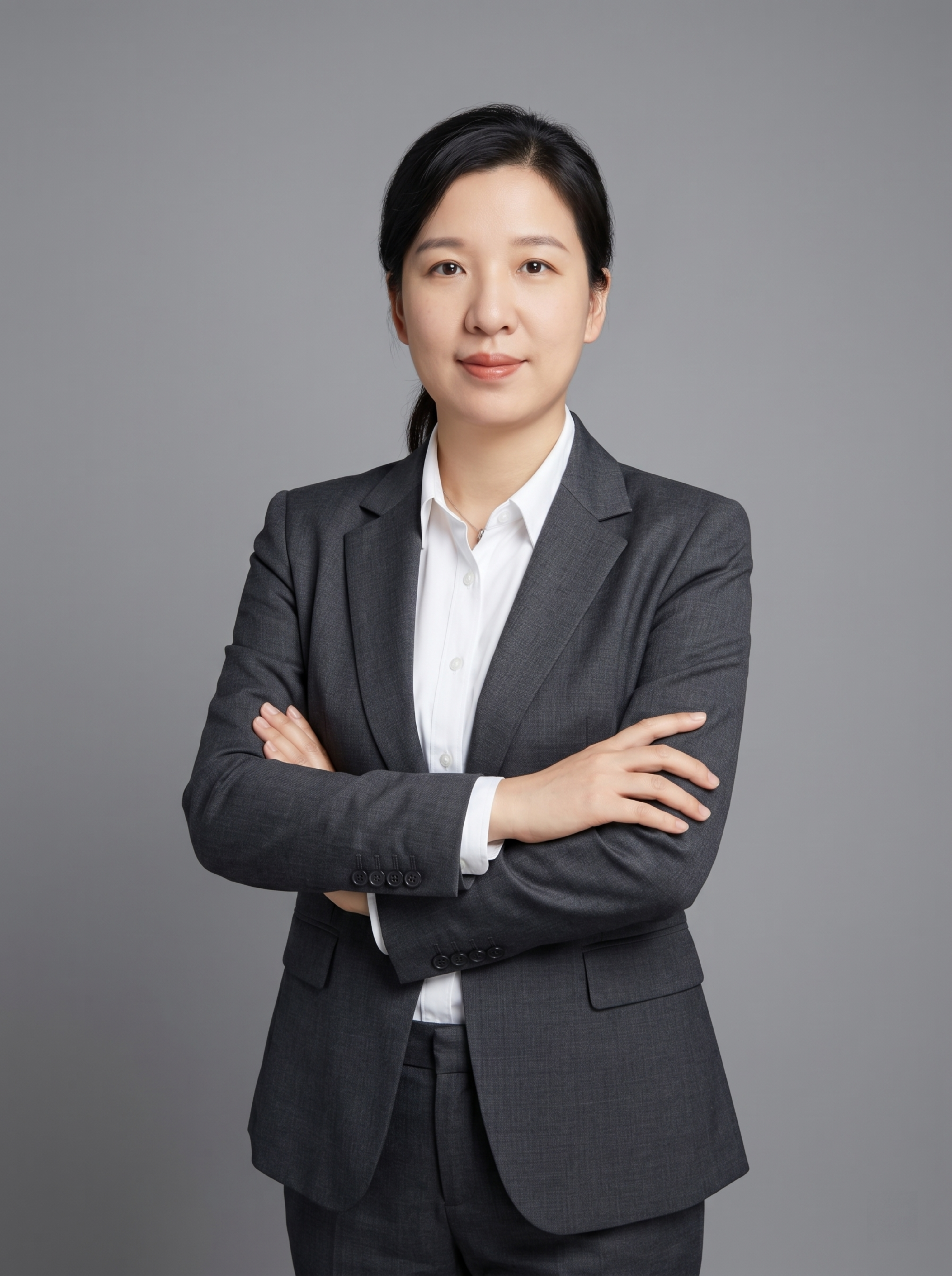 参考图中保留人物脸型、发型、年龄等特征生成职场形象照,标准焦段… - 图片创意预览