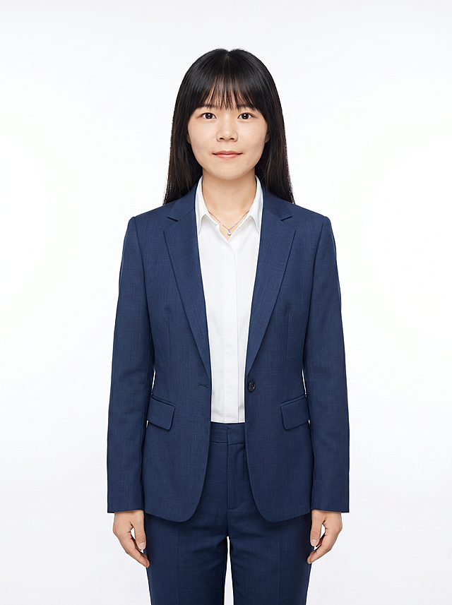 参考图中保留人物脸型、发型、年龄等特征，生成教师职业的全身正装形象照，标准焦段50mm，f/4光圈，平视视角，镜头与人物视线齐平；人物占画面，人物居中，居中构图，位于画面中心，为视觉聚焦点，全身照，展现人物完整身形；左右留少量背景空间；头部与画面顶部保留5%空间；头部发型完整，头肩比例协调，人物结构准确；身穿藏蓝色精纺羊毛混纺西装外套，平驳领设计，面料呈细腻微微哑光质感；内搭白色高支精梳棉衬衫；下装藏蓝色精纺羊毛混纺西裤；着装正式干练；知性亲和，专业稳重；身形匀称，姿态端正，身体挺拔。呈自然站姿，双手自然垂放，肢体放松且自信；佩戴精致项链配饰；发质微微柔顺，微微蓬松，干练大气。将背景修改为纯白色，呈现均匀柔和质感，背景光线均匀柔和，强化色彩对比的高级感，极简干净；画质超高分辨率、细节清晰，现代精致感风格；肤质精细化处理；眼神直视镜头，目光坚定且澄澈，表情自然，嘴角微微上扬；清透自然裸妆，轻薄底妆+淡唇妆，妆感轻薄轻透裸肌感，通透感肤质，肤质自然细腻，肤色健康均匀，雾面柔光裸肌感，保留真实皮肤细节；正面柔光补光，4800K中性光，面部光比1:1.5，色调明亮；全身写实摄影，对焦清晰，高清保留皮肤细节；分辨率4K，去除多余元素；严格按照要求修改背景为纯白色，画面比例3:4。