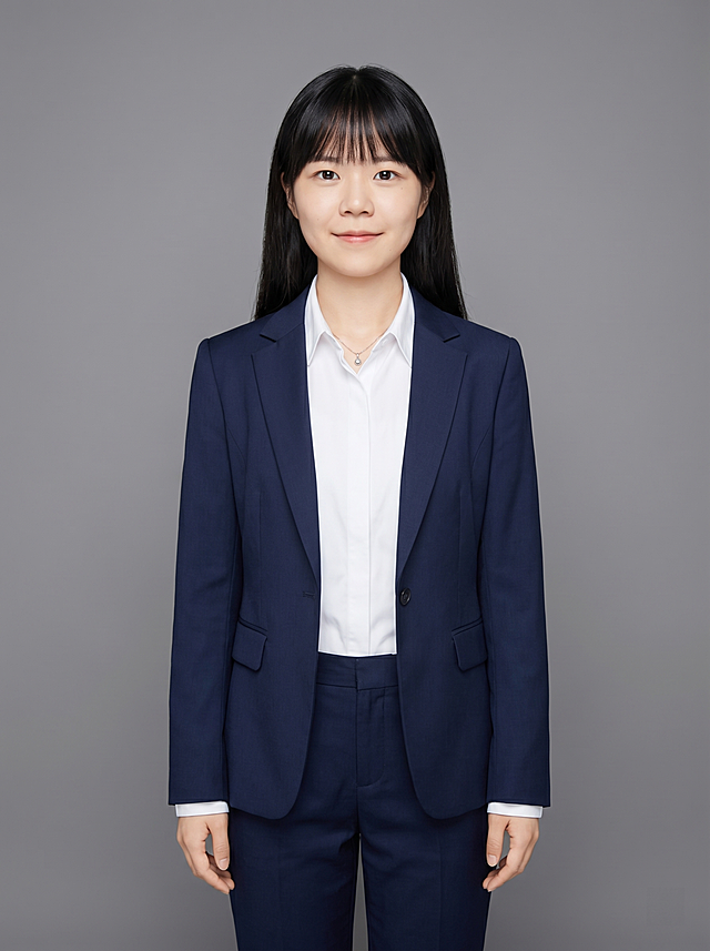 参考图中保留人物脸型、发型、年龄等特征，生成教师职业的全身正装形象照，标准焦段50mm，f/4光圈，平视视角，镜头与人物视线齐平；人物占画面，人物居中，居中构图，位于画面中心，为视觉聚焦点，全身照，展现人物完整身形；左右留少量背景空间；头部与画面顶部保留5%空间；头部发型完整，头肩比例协调，人物结构准确；身穿藏蓝色精纺羊毛混纺西装外套，平驳领设计，面料呈细腻微微哑光质感；内搭白色高支精梳棉衬衫；下装藏蓝色精纺羊毛混纺西裤；着装正式干练；知性亲和，专业稳重；身形匀称，姿态端正，身体挺拔。呈自然站姿，双手自然垂放，肢体放松且自信；佩戴精致项链配饰；发质微微柔顺，微微蓬松，干练大气。简约微微中度灰色纯色背景，呈现均匀柔和质感，背景光线均匀柔和，强化色彩对比的高级感，极简干净；画质超高分辨率、细节清晰，现代精致感风格；肤质精细化处理；眼神直视镜头，目光坚定且澄澈，表情自然，嘴角微微上扬；清透自然裸妆，轻薄底妆+淡唇妆，妆感轻薄轻透裸肌感，通透感肤质，肤质自然细腻，肤色健康均匀，雾面柔光裸肌感，保留真实皮肤细节；正面柔光补光，4800K中性光，面部光比1:1.5，色调明亮；全身写实摄影，对焦清晰，高清保留皮肤细节；分辨率4K，去除人物之外的所有元素；严格按照图片内容生成，画面比例3:4。