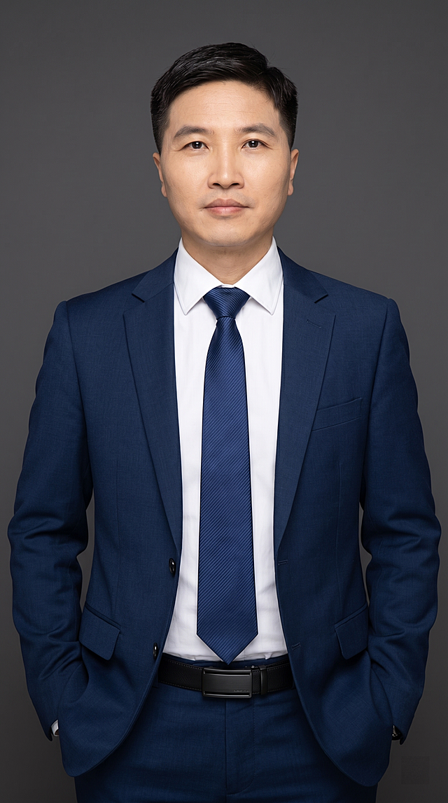 参考图中保留人物脸型、发型、年龄等特征生成职场形象照，标准焦段50mm,F/4光圈(处于F/2.8-F/4区间),平视视角(镜头与人物视线齐平);人物占画面70%,人物居中(居中构图),位于画面中心,为视觉聚焦点,入境范围头部及以下至臀部下方10cm(半身像)构图；左右留少量背景空间;头部与画面顶部保留5%空间;头部发型完整,头肩比例协调,人物结构准确;身穿精纺羊毛混纺面料的深墨蓝色西装外套(含5%桑蚕丝提升柔光质感),平驳领(商务感正式感),左胸袋无口袋巾(简化高级感),西装下摆自然垂度;内搭长绒棉白色衬衫(温莎领),袖口贴合手腕1cm(无堆叠);搭配精致且高级的深蓝色斜向微微渐隐光泽感极细条纹商务感领带(丝提花材质,低饱和柔光渐隐);下装精纺羊毛混纺面料的深墨蓝色高腰直筒西裤(面料同西装);搭配黑色哑光头层牛皮皮带(宽2.5cm),带扣为长方形拉丝黑色金属(1.8cm×3cm);着装正式干练;专业稳重自信;身形匀称,姿态端正,身体挺拔。呈正面双手插兜姿态,双手分别插入西装裤两侧口袋(仅露出拇指或手腕部分),双臂自然弯曲,肢体放松,姿态随性自信从容;发梢干练大气,主体锐利;简约冷调深灰色纯色背景(呈现均匀柔和质感),背景光线均匀柔和,强化色彩对比的高级感，极简干净背景；画质超高分辨率、细节清晰,现代精致感风格;肤质精细化处理;眼神直视镜头,目光坚定且澄澈,表情自然。肤质自然细腻,肤色健康均匀,哑光肤质清爽干净,保留真实皮肤细节;杰作,最佳画质,超高细节,写实摄影,中近景人像,皮肤质感自然清晰,柔光,正面补光,画面干净清新,高清皮肤细节;面部光比1:1.5,4800K中性光,微微修饰脸型,肤质哑光细腻,面部雾面柔光,轻透裸肌感,真实毛孔纹理;分辨率4K,严格保留参考人物面部特征生成，画面比例9:16