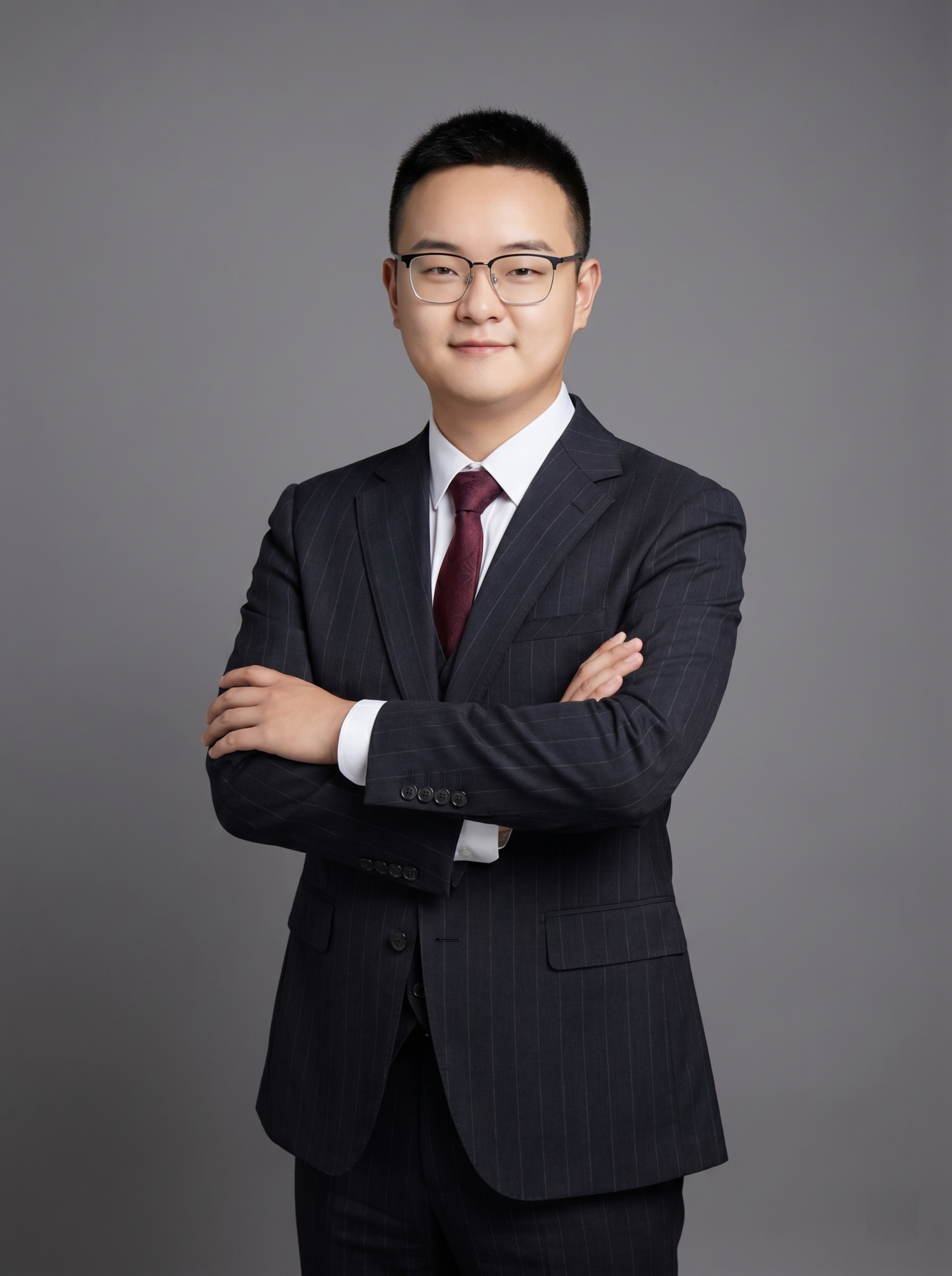 参考图中保留人物脸型、发型、年龄等特征生成企业高管职场形象照,… - 图片创意预览