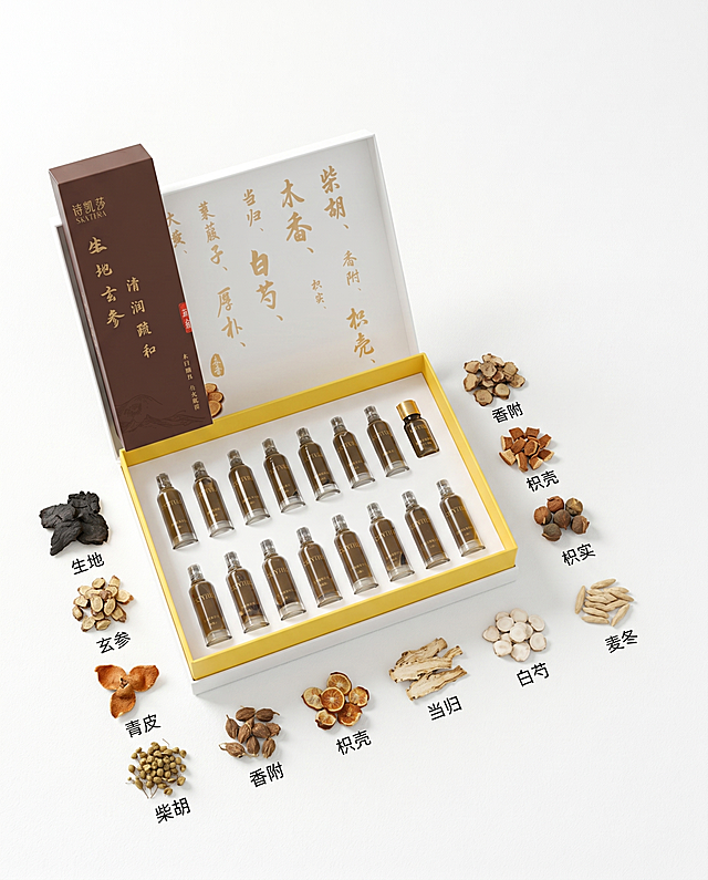 超写实商业产品摄影。
主体：养生中药套盒"生地玄参清润疏和套"严格参照上传产品图，完整保留所有可见组件、部件、轮廓、结构、比例、材质、颜色与产品本体上的文字信息（logo / 型号 / 规格 / 参数等），与上传图完全一致。放置在纯白色纹理背景上，周围散落原始中药材：生地、玄参、青皮、柴胡、香附、枳壳、木香、枳实、当归、白芍、白附子、厚朴、大黄、麦冬，不包含茶杯和茶壶。产品为第一视觉焦点，背景留白干净简洁，右侧留有足够的文字留白区域。
构图：45度斜侧俯拍。
风格：高端商业产品摄影。
配色：白色/深棕色/金色/原木色，整体干净素雅。
光影：主光从左侧斜向射入，软质晨光，照亮产品主体，整体氛围干净宁静，自然投影与环境光融合。
参数：8K商业摄影，超清细节。严格锁定宽高比为 4:5。