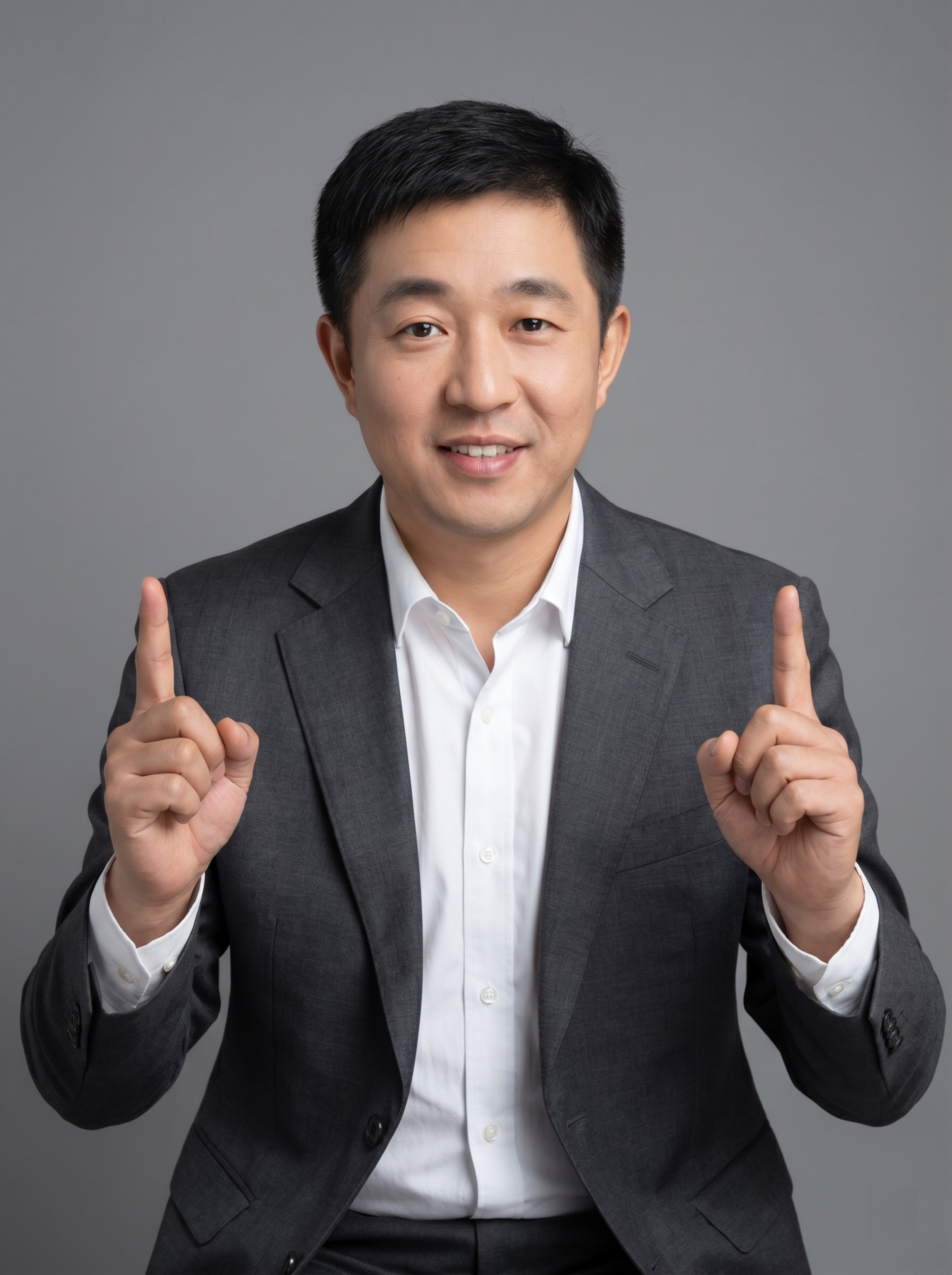 参考图中保留人物脸型、发型、年龄等特征生成自媒体知识博主职场形… - 图片创意预览
