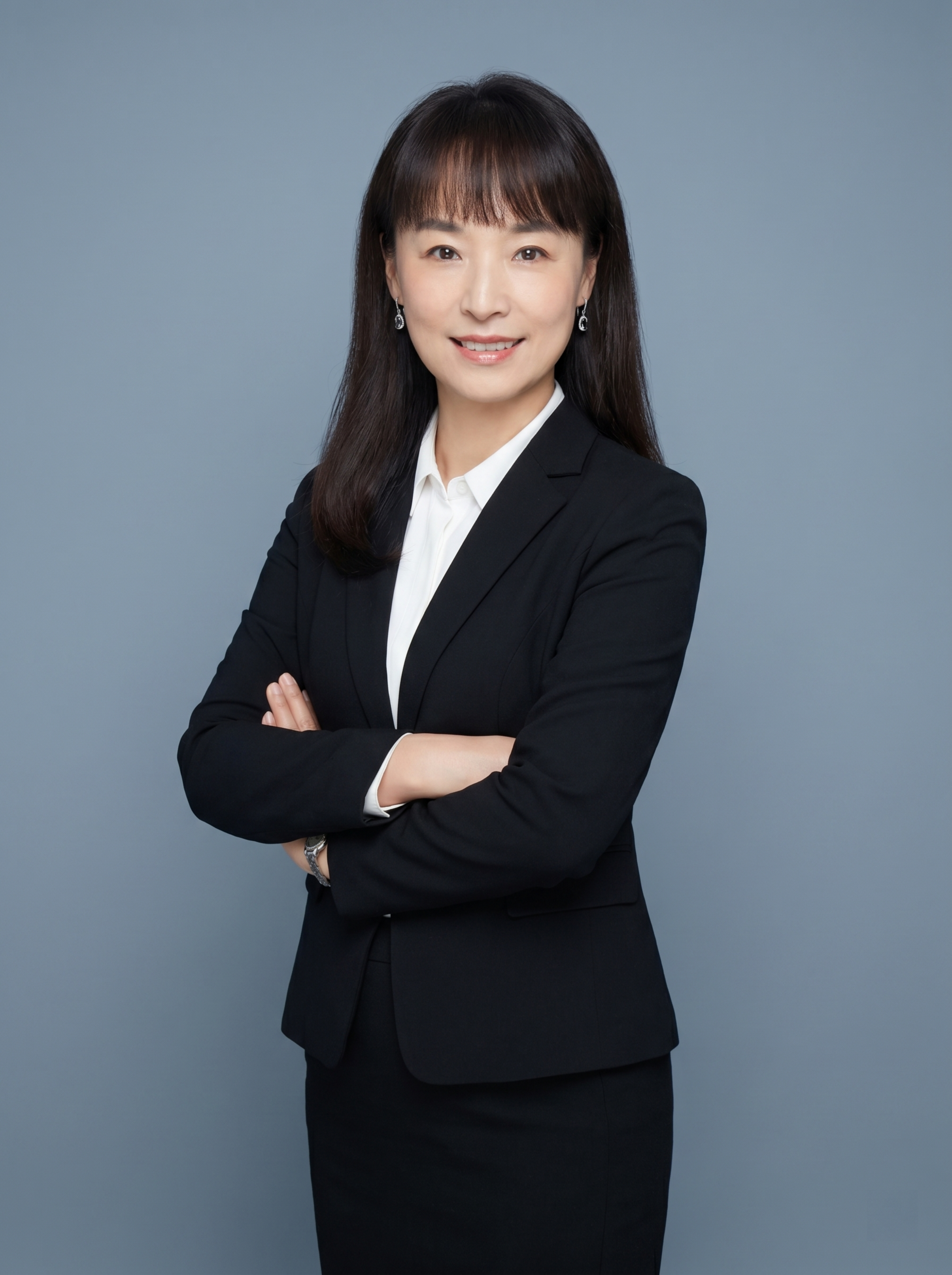 参考图中保留人物脸型、发型、年龄等特征生成职场形象照,标准焦段… - 图片创意预览