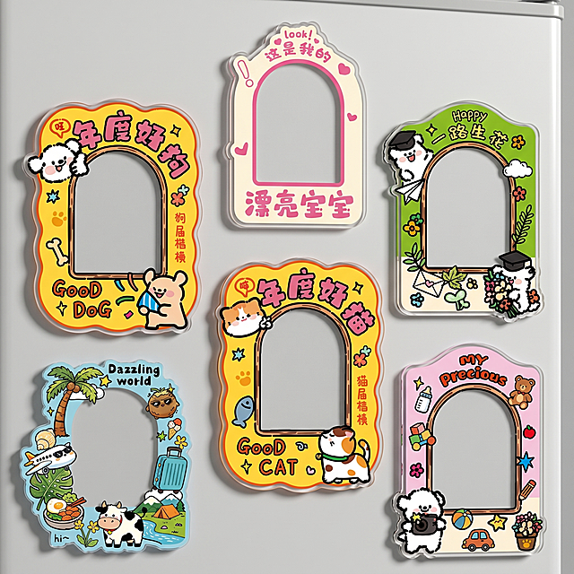 卡通软磁冰箱贴，严格参照上传产品图（https://gdesign-dam-hz.dancf.com/36666235342669910/d42c523ce8124bc39de75f24bf91da2e.png），完整保留所有可见组件、轮廓形状、结构、比例、材质质感、颜色与产品本体上的文字信息，与上传图完全一致。
室内冰箱表面，浅灰色调。
多款卡通软磁冰箱贴错落有致地摆放在浅灰色磨砂质感的冰箱门上，正面平视视角，主光来自正前方，产品受光面泛起浅灰色环境色、暗部映射浅灰色阴影光晕，每个冰箱贴底部带有轻微柔和接触阴影，与环境物理融合，突出立体感。
产品居中展示，保持产品水平状态，正面平视，相对参考图偏转0°视角。
全量换款清单（参考相似度30%）：①承载面：参考图浅灰色磨砂冰箱门 → 生成图浅灰色磨砂冰箱门，保留材质和颜色，整体布局错落有致；②冰箱贴产品：参考图为大喜字和拼图款 → 生成图为上传图中的六款不同造型卡通冰箱贴，保留亚克力透明质感。
消除产品本体外多余营销文字。8K高清，简洁电商产品图风格。严格锁定宽高比为 1:1