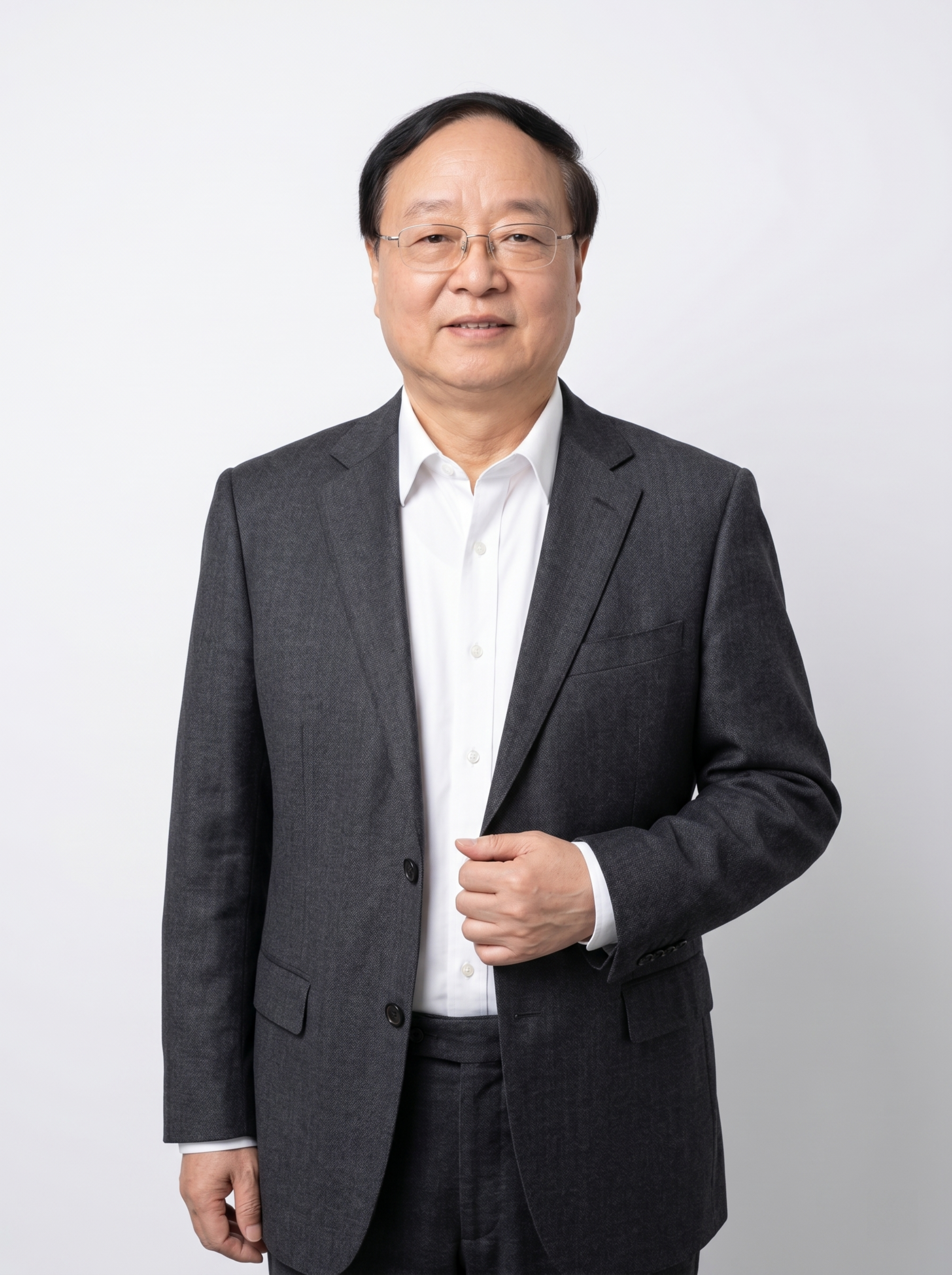 参考图中保留人物脸型、发型、年龄等特征生成教育工作者职场形象照… - 图片创意预览