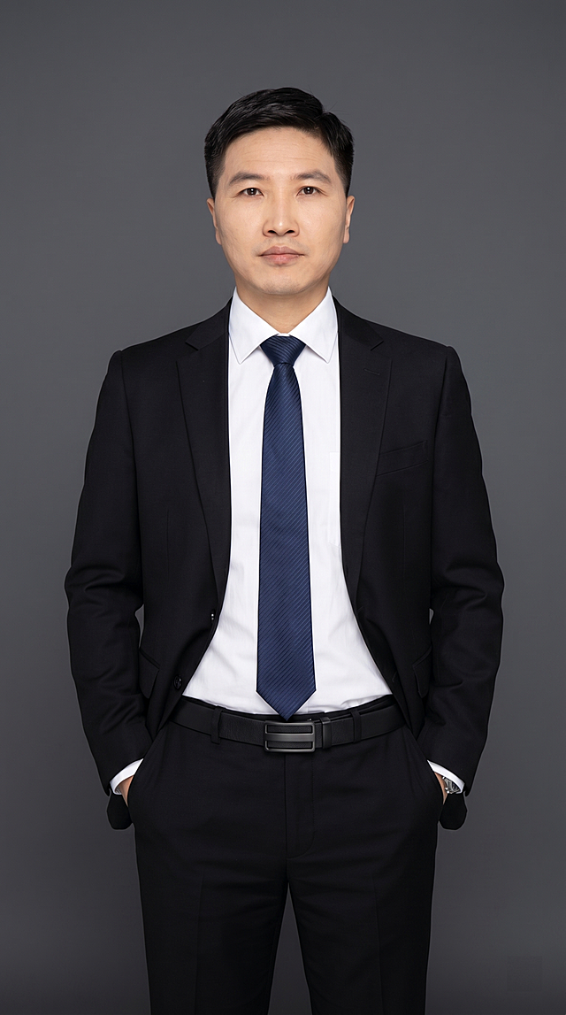 参考图中保留人物脸型、发型、年龄等特征生成职场形象照，标准焦段50mm,F/4光圈(处于F/2.8-F/4区间),平视视角(镜头与人物视线齐平);人物占画面70%,人物居中(居中构图),位于画面中心,为视觉聚焦点,入境范围头部及以下至臀部下方10cm(半身像)构图；左右留少量背景空间;头部与画面顶部保留5%空间;头部发型完整,头肩比例协调,人物结构准确;身穿精纺羊毛混纺面料的黑色西装外套(含5%桑蚕丝提升柔光质感),平驳领(商务感正式感),左胸袋无口袋巾(简化高级感),西装下摆自然垂度;内搭长绒棉白色衬衫(温莎领),袖口贴合手腕1cm(无堆叠);搭配精致且高级的深蓝色斜向微微渐隐光泽感极细条纹商务感领带(丝提花材质,低饱和柔光渐隐);下装精纺羊毛混纺面料的黑色高腰直筒西裤(面料同西装);搭配黑色哑光头层牛皮皮带(宽2.5cm),带扣为长方形拉丝黑色金属(1.8cm×3cm);着装正式干练;专业稳重自信;身形匀称,姿态端正,身体挺拔。呈正面双手插兜姿态,双手分别插入西装裤两侧口袋(仅露出拇指或手腕部分),双臂自然弯曲,肢体放松,姿态随性自信从容;发梢干练大气,主体锐利;简约冷调深灰色纯色背景(呈现均匀柔和质感),背景光线均匀柔和,强化色彩对比的高级感，极简干净背景；画质超高分辨率、细节清晰,现代精致感风格;肤质精细化处理;眼神直视镜头,目光坚定且澄澈,表情自然。肤质自然细腻,肤色健康均匀,哑光肤质清爽干净,保留真实皮肤细节;杰作,最佳画质,超高细节,写实摄影,中近景人像,皮肤质感自然清晰,柔光,正面补光,画面干净清新,高清皮肤细节;面部光比1:1.5,4800K中性光,微微修饰脸型,肤质哑光细腻,面部雾面柔光,轻透裸肌感,真实毛孔纹理;分辨率4K,严格保留参考人物面部特征生成，画面比例9:16