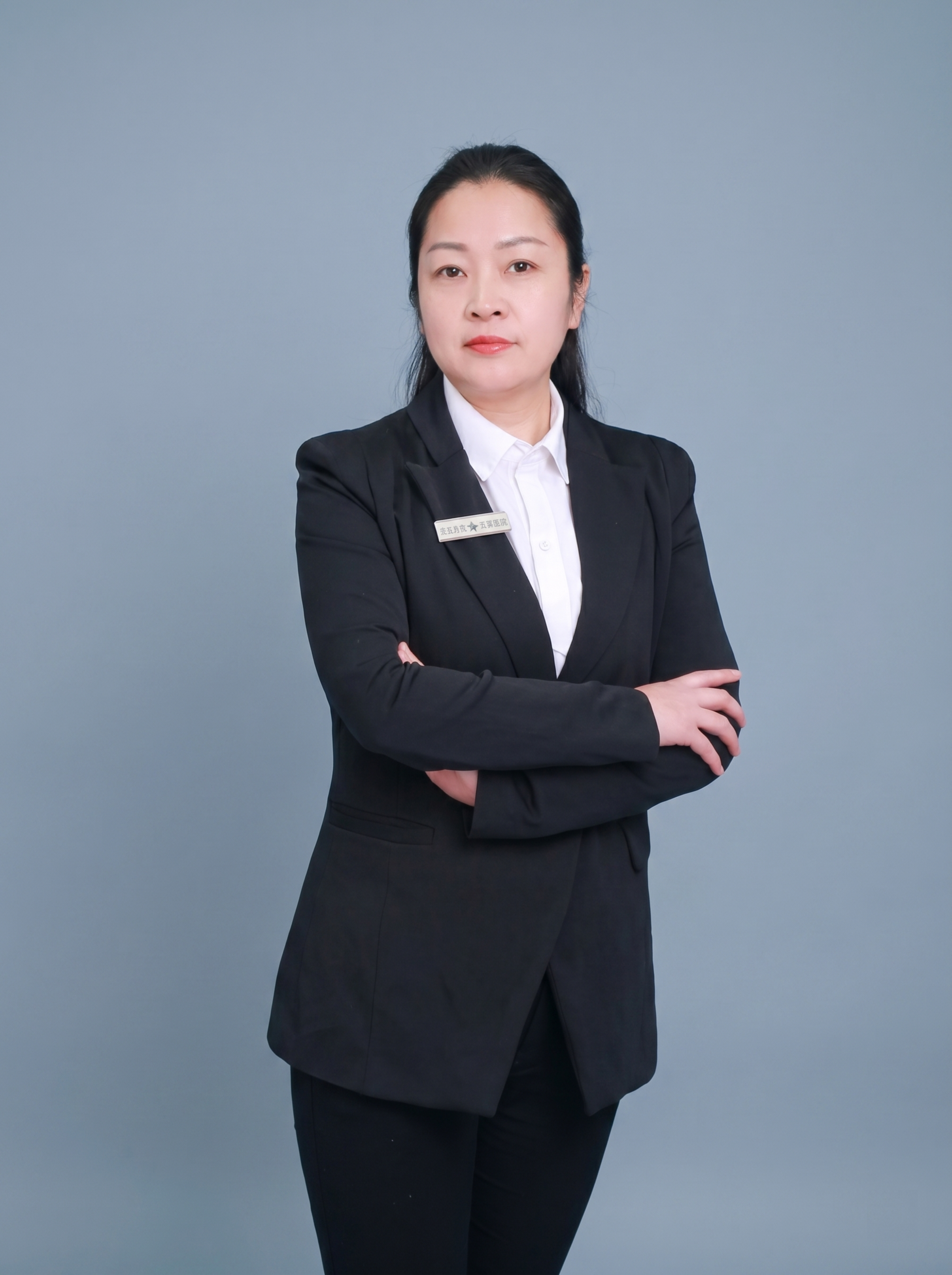 参考图中保留人物脸型、发型、年龄等特征生成职场形象照,标准焦段… - 图片创意预览