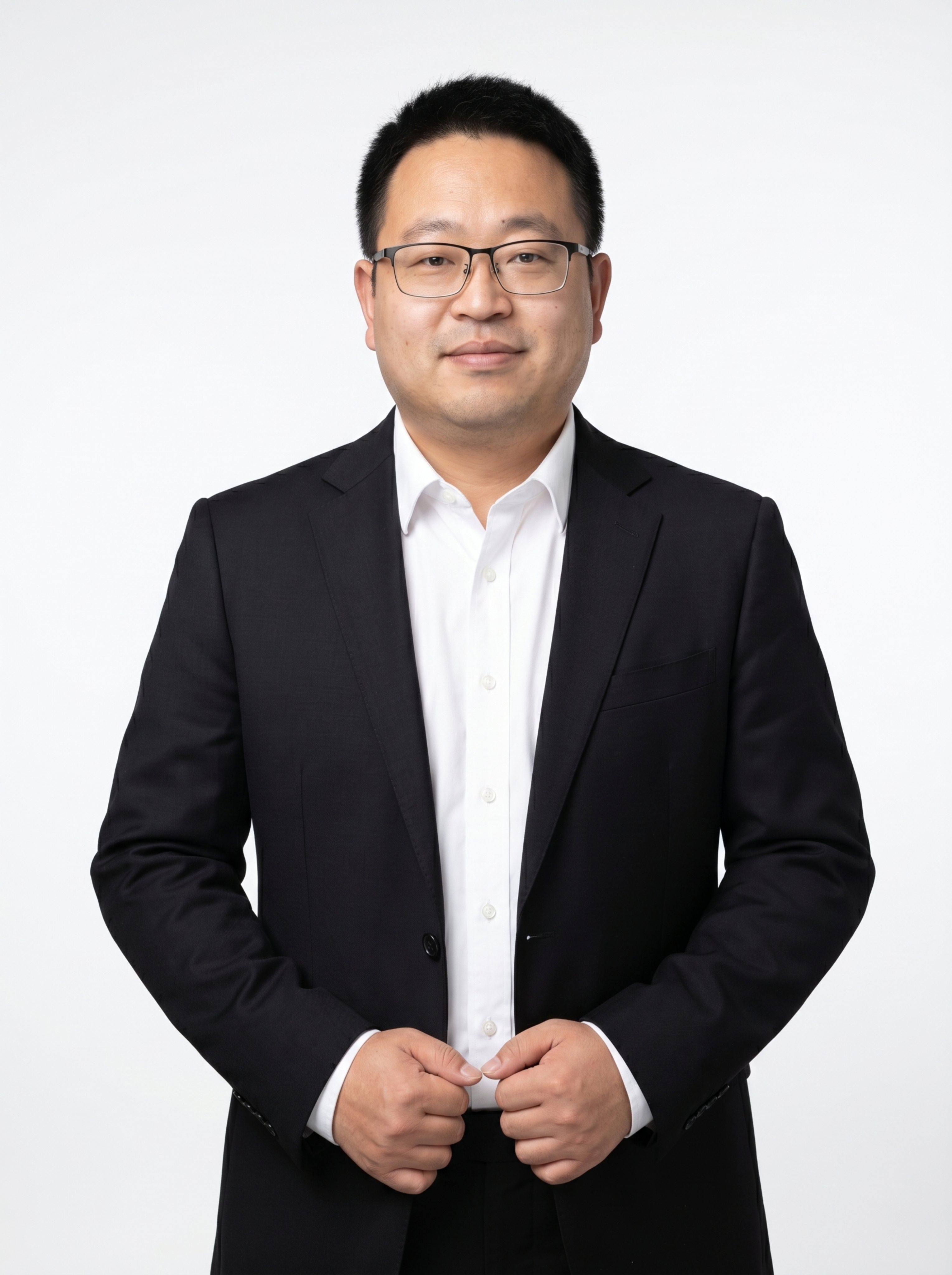参考图中保留人物脸型、发型、年龄等特征生成职场形象照，标准焦段… - 图片创意预览