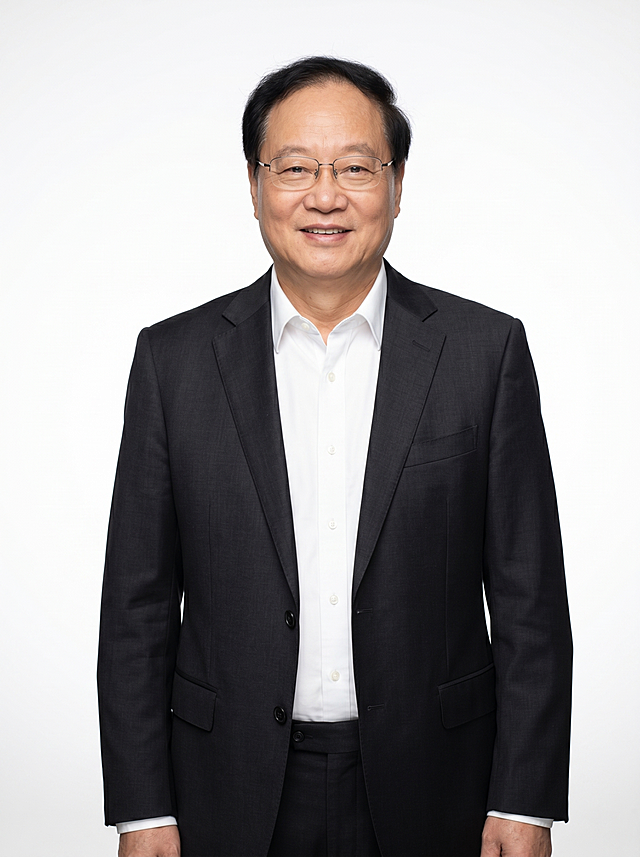 参考图中保留人物脸型、发型、年龄等特征生成教师职场形象照，标准焦段50mm，f/4光圈，平视视角，镜头与人物视线齐平；人物占画面70%，人物居中，居中构图，位于画面中心，为视觉聚焦点，入境范围头部及以下至臀部下方10cm，半身像；左右留少量背景空间；头部与画面顶部保留5%空间；头部发型完整，头肩比例协调，人物结构准确；发质微微柔顺，微微蓬松。身穿深黑色精纺羊毛混纺西装外套，平驳领设计，面料呈细腻微微哑光质感；内搭白色高支精梳棉衬衫；下装深黑色精纺羊毛混纺西裤；着装正式干练；专业儒雅；身形匀称，姿态端正，身体挺拔。呈自然站姿，右手轻握西装前襟，肢体放松且自信；佩戴眼镜，保留眼镜配饰；画质超高分辨率、细节清晰，现代精致感风格；肤质精细化处理；眼神直视镜头，目光坚定且澄澈，表情自然。嘴角上扬；自然过渡均匀纯净纯白色背景，呈现柔和均匀质感，背景光线柔和，过渡自然，强化色彩对比，极简干净；肤质自然细腻，肤色健康均匀，皮肤状态清爽干净，保留真实皮肤细节。正面柔光补光，4800K中性光，面部光比1:1.5。中近景写实摄影，对焦清晰，面部雾面柔光，轻透裸肌感，高清保留皮肤细节。分辨率4K，去除人物之外的所有元素。严格按照图片内容生成，画面比例3:4